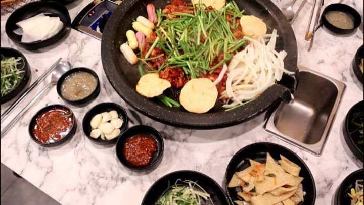 #먹방
친구랑 맛있는 오리주물럭 먹먹😋 
오리 잡내도 없고 연하고
새콤고소한 초장들깨소스에 꼭 찍어 먹으니 
더더 맛나다! 볶음밥도 #jmt 
오리 불고기, 생오리도 있고
양도 많고 가격도 착하고 
데이트, 가족외식,  회식 장소로도 여기 좋겠는~~

#오리덕애 #오리불고기
#오리고기맛집 #오리맛집
#오리고깃집 #오리집 #여수오리주물럭맛집 #여수오리덕애 #여수맛집 #먹스타그램 #먹스타 #푸드스타그램 #여수맛집추천