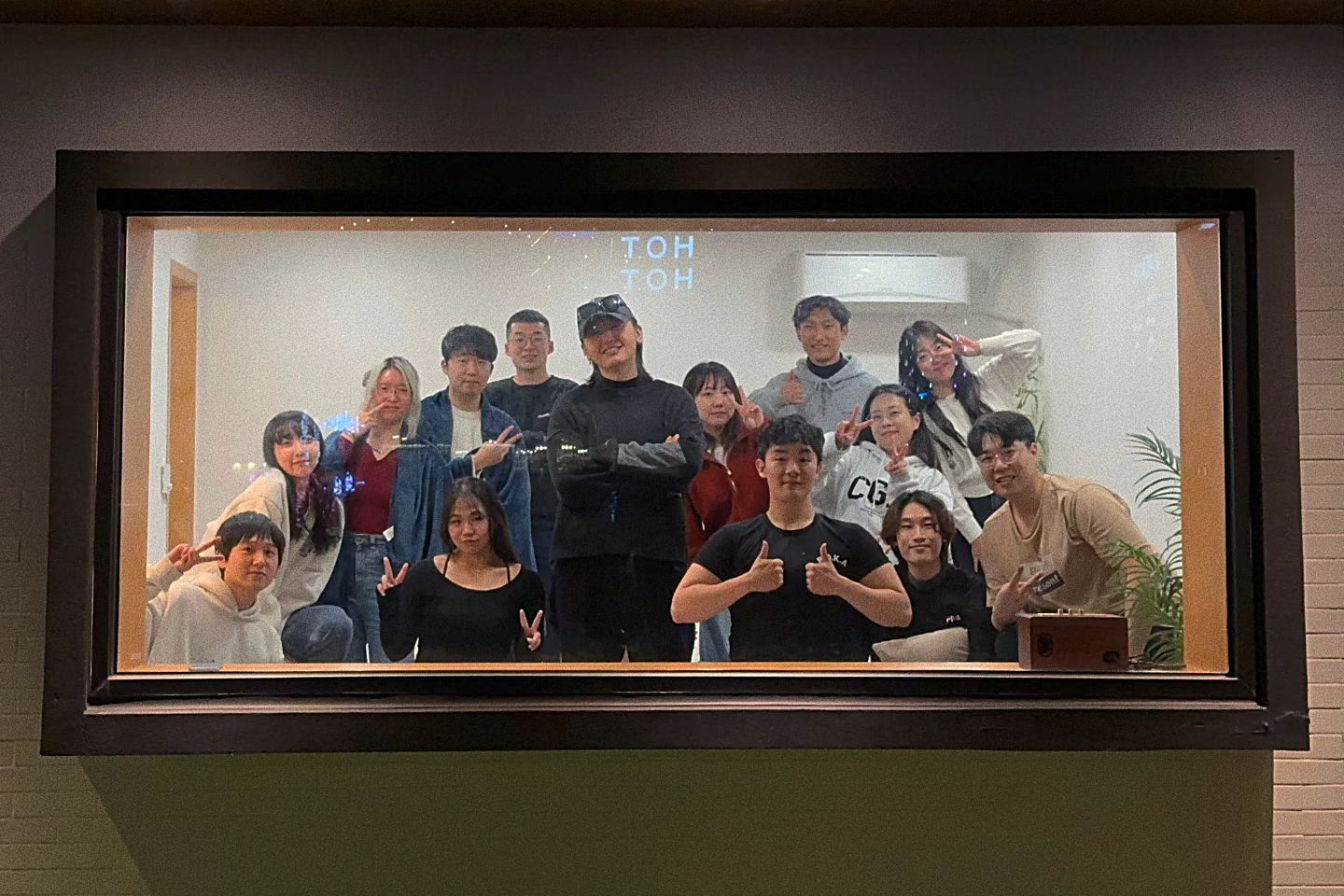 .
#부동의첫사랑 패밀리✨️
.
쌩판 남이었던 사람들이 우리가 된지 벌써 반년!
다양한 음악인들이 만나 서로 힘이되어주는게
기적같이 느껴질 정도로 소중하네요😊

언제 또 이렇게 다같이 만나 시간을 보낼 수 있을지 알 수 없지만, 
우리는 여전히 서로에게 위로가 되고
즐거움이 되고 행복이 될거라는걸 잘 알아요🙌

여러분 덕분에 할 수 있었던 것들에 대해 깊은 감사를,

이 모든일을 만들어내준 조력사무소장님께 충성을 !
charmingjo_official