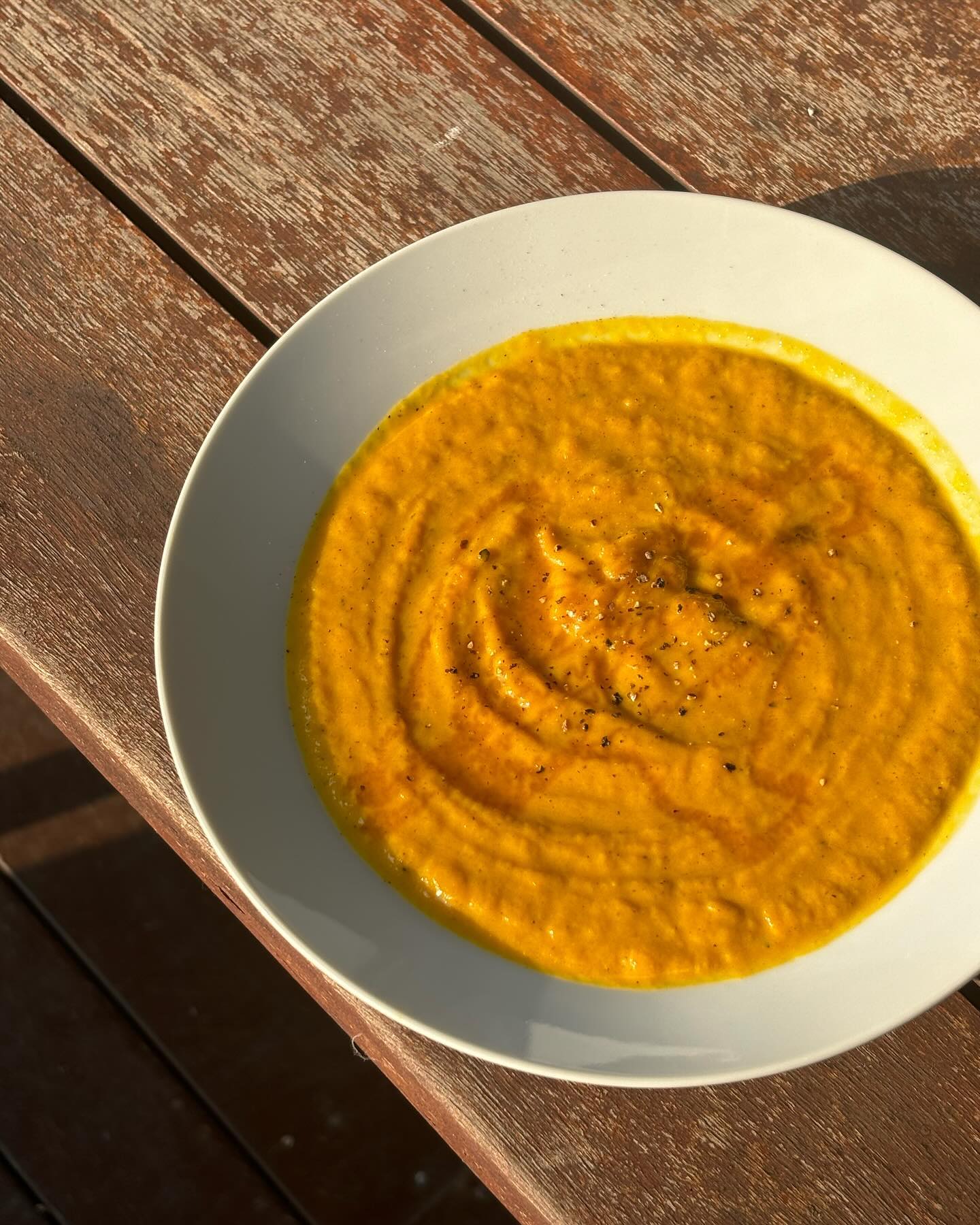 #단호박스프 #pumpkinsoup #🎃
삶은 단호박과 버터에 카라멜라이징한 양파 1개, 우유 300-400ml정도 넣고 블렌더에 갈아주세요
갈은 스프를 다시 냄비에 끓이면서 소금후추 간 해주시고 파마산 치즈를 넣어요 🧀🥛🎃
*저는 파마산이 없어서 고다치즈를 넣었는데 그것도 맛있었어요
*치킨스톡 있으면 반스푼 넣고 없으면 그냥 소금 넣기
*꿀을 살짝 추가해서 단맛을 더하면 풍미가 좋아요