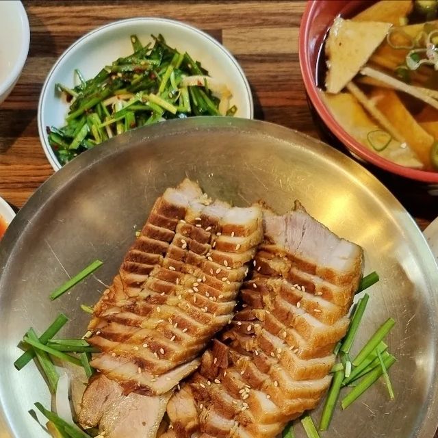 리뷰토끼 리끼 on Instagram: "🧡[서울 동대문] 호야네족발 (동대문점)🧡 여기 족발 보쌈 진짜 찐맛집입니다 ㅋㅋ 사장님이 진짜 이렇게 주시면 남는거 있을까 싶게 잘 챙겨주셔요! 왕 친절하
