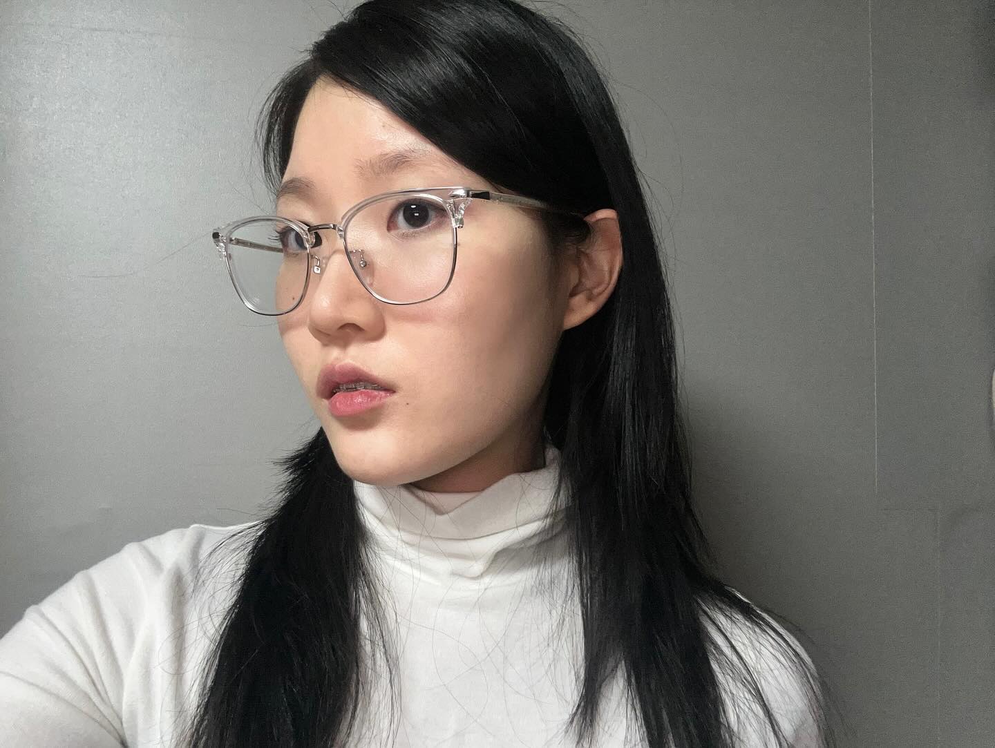 ☀️선크림은 선택이 아닌 필수인거 알고 계신가요?🧐☀️
저는 자외선에서 피부를 지키기 위해 다양한 선크림을 사용해보았지만, 저에게 맞는 선크림을 못 찾았는데 달바 비건 톤업 선크림을 사용한 후 부터 여기에 정착하기로 했어요!!

🩷달바 비건 핑크 톤업 선크림은 핑크빛 광채를 더해 화사한 톤업+은은한 광채피부로 만들어주고 유분+피지+땀에 쉽게 지워지지 않는 스웨트 프루프효과로 여행과 야외활동 등 데일리로 사용 가능해서 실제로 제가 사용하였을 때 잘 지워지지 않아 맘 편하게 일을 할 수 있었어요!!👐🏻 

💜달바 비건 퍼플 톤업 선크림은 보색효과를 이용하여 노란 피부를 생기 있는 피부로 보정! 보라빛 광채 톤업 선크림으로 다크닝 없이 오랜시간 맑고 화사한 피부 유지를 위한 베이스 프리템¡!¡! 제가 노란끼가 있는 피부인데, 보색 효과로 노란끼를 잡아줘서 산뜻한 피부로 만들어주고 한번에 많은 양이 아닌 쌀알 만큼 짜서 레이어링 해주면 내 피부에 맞게 표현이 가능하고 더욱 자연스러운 피부표현이 가능해요!!

🗣️올영에서 판매중인 톤업 선크림 핑크 듀오 기획처럼 퍼플도 듀오 기획으로 출시 예정이라고해요!! 
가까운 곳에서 간편하게 달바의 톤업 선크림을 만나보세요😉

#협찬 #달바 #dalba #달바선크림 #달바톤업선크림 #선크림추천 #톤업선크림 #파데프리 #파데프리선크림 #핑크선크림 #촉촉한선크림 #달바톤업선크림퍼플 #올영선크림 #사계절선크림 #오프라인올리브영 #올리브영선크림 #올리브영추천템 #여름준비 #suncream #suncare