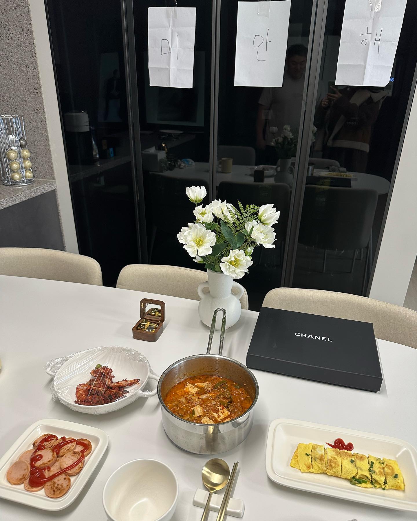 대판싸우고 집안들어간다고 하니까 계속 집에 오라하더니
이거 준비해서 오라한거였네...
집에 있는 소품 다출동시키고 샤넬선물까지 재탕..ㅋㅋ
귀여워서 바로 풀림🥹 ... 이제 고만싸우고 잘지내쟈여보..❤️(나도 성격죽일께 ㅠ) 그와중에 계란말이 졸귀넼ㅋㅋ뜨거운걸 손으로 돌돌말아서 만들었다는..ㅋㅋ여보답다증말