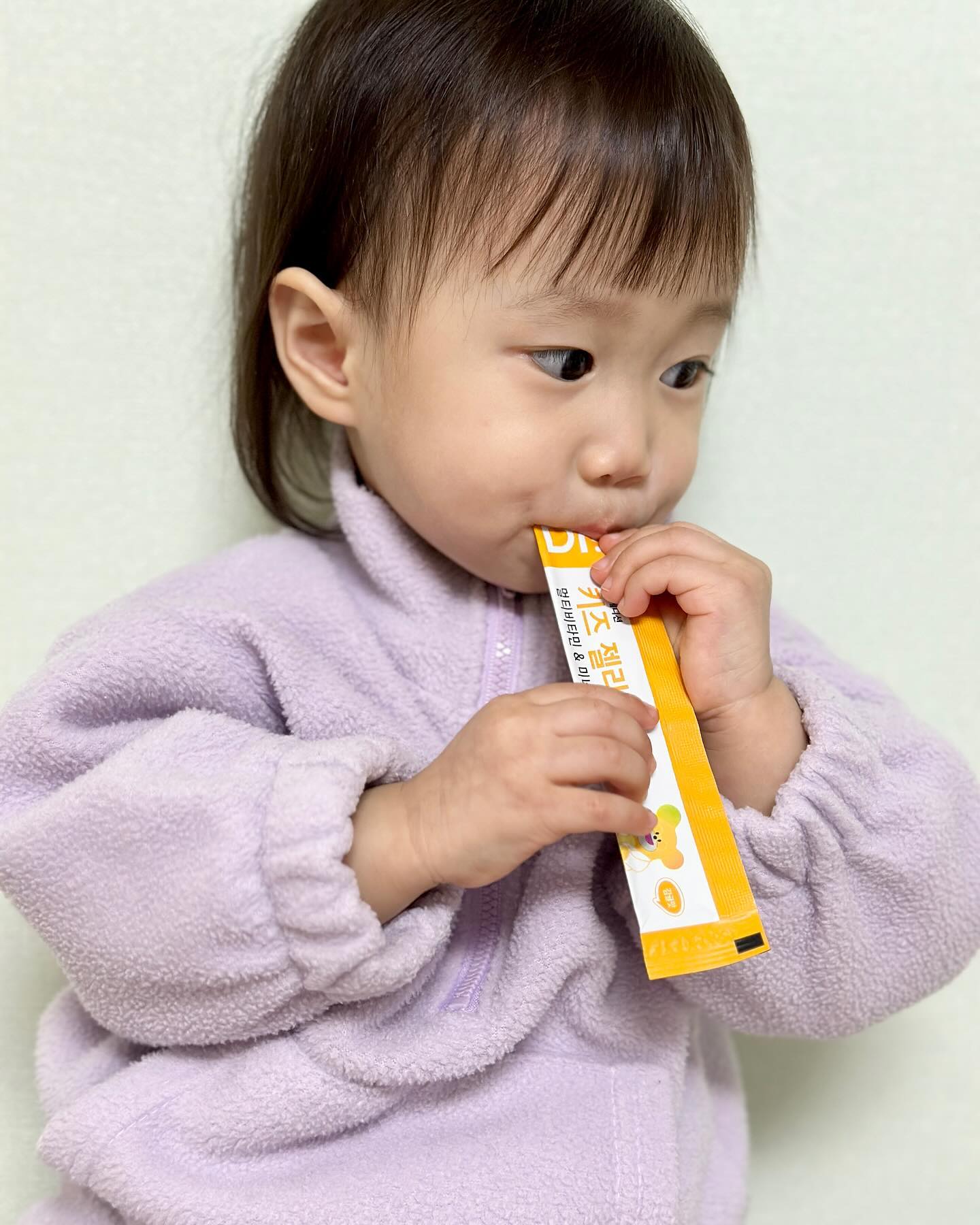 #광고 #협찬

젤리를 너무 찾는 윤아위해서
조금이라도 건강한 젤리를 주기 위해
성장발육에 꼭 필요한 필수 영양소 비타민7종과 미네랄,
그리고 꼼꼼하게 엄선한 11종의 부원료로 만들어진
닥터에디션 키즈 젤리비

🍊키즈 젤리비는
탱글탱글한 제형으로 새콤달콤한 감귤맛으로
아이들이 맛있게 너무 잘 먹어주더라구요:)
하루 한 포로 우리 아이들에게 꼭 필요한 영양분 챙겨줘요!

키즈 젤리비외에도
칼슘 가득한 키즈 젤리쑥쑥복숭아맛과 
아연 가득한 키즈 젤리뮨청포도맛도 있으니
취향 혹은 필요한 영양 성분에 따라 다양하게 골라서 먹을 수 있어요!

 ⠀⠀⠀⠀⠀⠀⠀⠀⠀⠀⠀⠀⠀⠀
 ⠀⠀⠀⠀⠀⠀⠀⠀⠀⠀⠀⠀⠀⠀⠀
#닥터에디션 #키즈젤리비 #키즈젤리 #비타민젤리 #비타젤리 #어린이비타민 #어린이멀티비타민#키즈비타민 #키즈멀티비타민