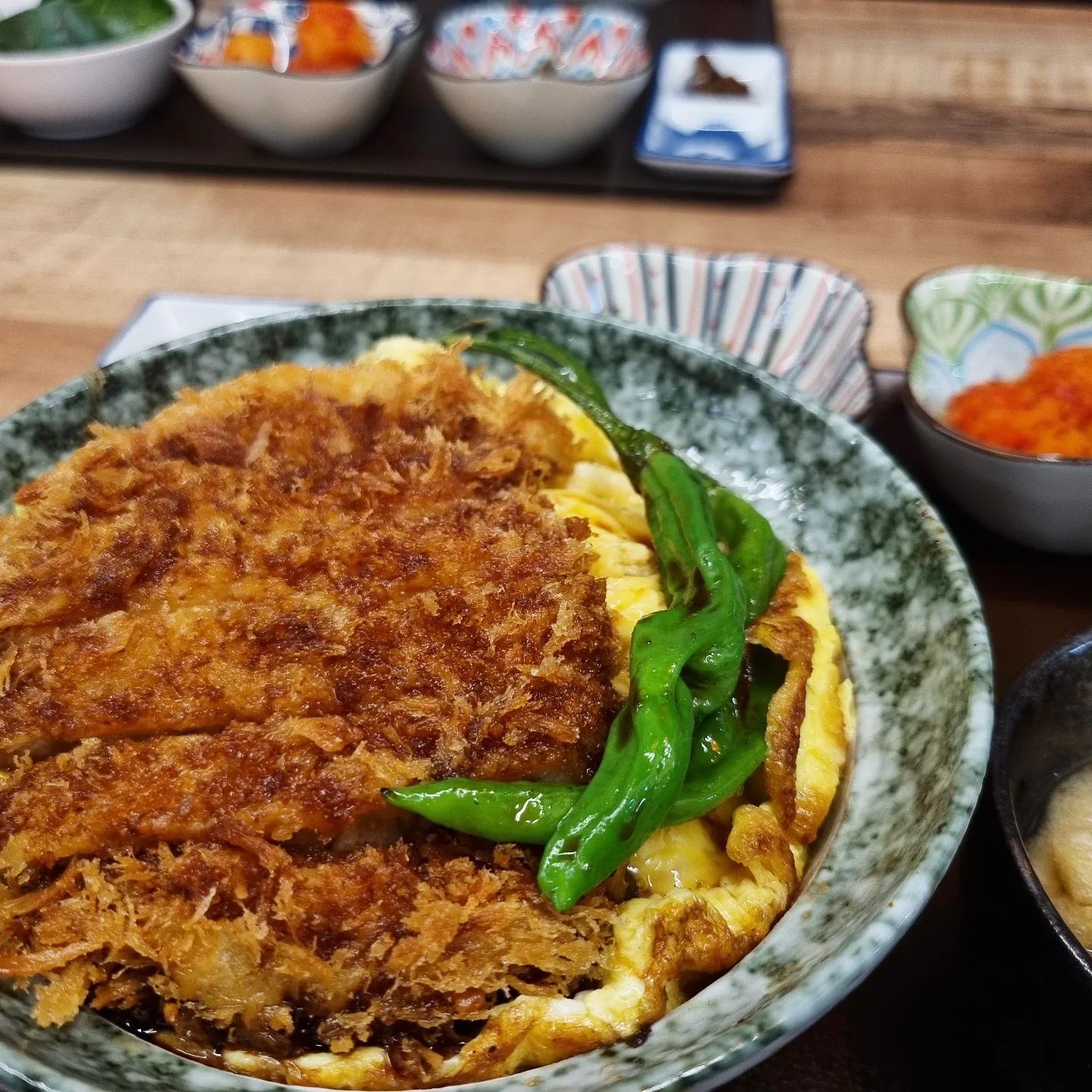 ⠀
회사근처 맛있는 덮밥집 하쿠로🍲
카츠동과 규동 그리고 부타동등 일본식 가정식 
덮밥을 제대로 맛볼 수 있는곳
겉바속촉 카츠와 단짠단짠한 소스에 불향가득 부타동~♡
여름 시원한 냉모밀과 넓적우동(한정정판매)은 별미~♡
브레이크타임 없어서 언제든 부담 없이
방문가능해서 좋고 맛과 비주얼 모두 만족스러운 하쿠로
⠀
(*ˊᗜˋ*)ᵗʰᵃⁿᵏ ʸᵒᵘ  hakuro111

#하쿠로 #창원중앙동덮밥 #중앙동덮밥 #창원덮밥맛집 #창원부타동 #창원규동 #중앙동점심 #창원일식집 #창원우동 #창원점심 #창원점심추천
