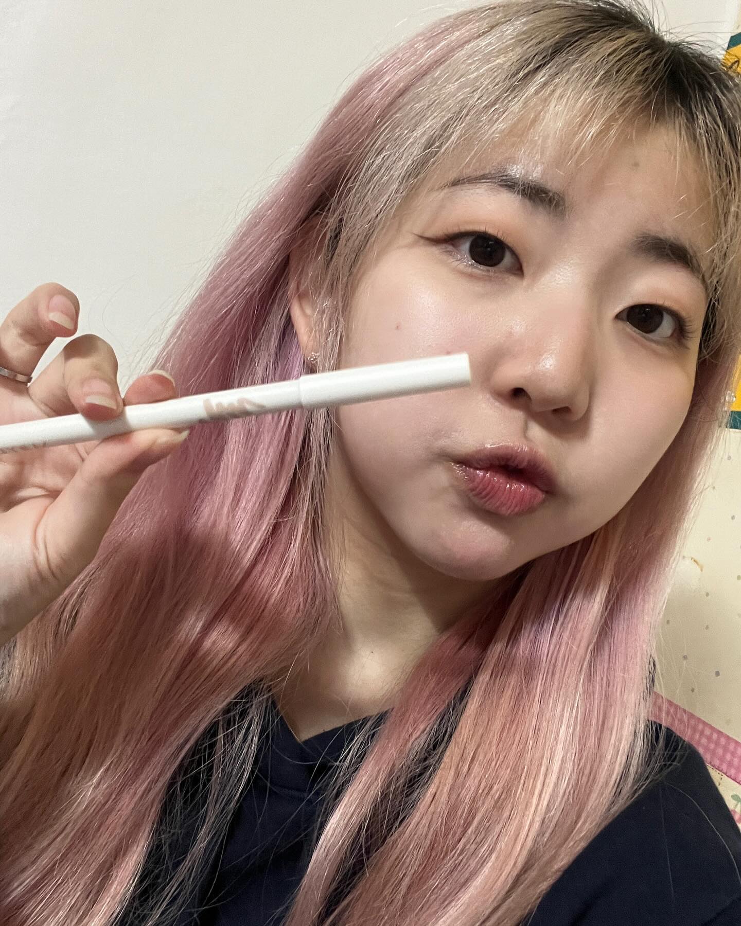 #제품제공 #루나 #LUNA #소프트포뮬러펜슬
luna_makeup_official 

잡티커버 + 애굣살 생성에 최고인 루나 소프트포뮬러펜슬 !
웜톤이지만 밝은 피부톤이어서 클라우드를 사용했어요 :)

루나 소프트포뮬러펜슬의 장점 3가지!

1) 브러쉬 없이도 순삭커버!
사진처럼 오래된 진한 점까지 완벽커버되진 않지만 여드름 흉터 뾰루지 자국 정도는 브러쉬 없이 슥삭 커버할 수 있어요 !

2) 브로우, 립 라인 정리로 메이크업 디테일 up!
립 라인 정리로 깔끔한 립 연출 가능

3) 유분기 많은 피부와 연약한 눈가에도 부드러운 발림성!
클라우드 색상은 밝은 편이라 애굣살 라인에도 딱 적합한 색상이에요
사진엔 크게 티가 안 나는 편이지만ㅠ
실제로 본 친구가 완전 찰떡이라고..! 실물이 훨씬 예쁘답니다 ✨

부드럽게 슥 발려지고, 뒤에 샤프너도 있어 사용이 굉장히 편리해요 🫶🏻
물이나 비누로는 잘 지워지지 않아서 유지력은 좋지만
클렌징 제품을 사용하면 깔끔하게 지워집니다 !

제품 제공받아 써 본 화장품 중에 개인적으로 가장 맘에 드는 제품이에요!
특히 애굣살 만들기에 최고 ✨

네이버 기준 9,000원대로 부담없는 가격이니 다들 사용해보세요 ✨
마지막은 소프트포뮬러펜슬 사용해서 풀메이크업한 날 💄
앞으로 촬영 때도 애용할 것 같아요! jeromy_film 

본 피드는 루나에서 제품을 제공받아 솔직하게 작성한 리뷰입니다 :)