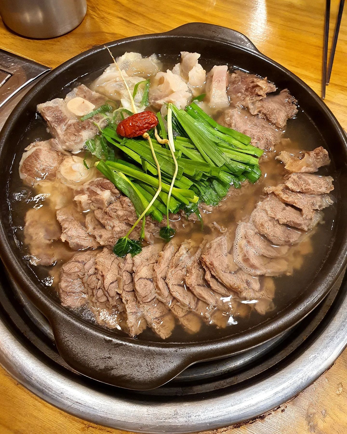 스지 처음 먹어봤는데 쫀득하고 고소하고..⭐️
육수도 삼삼하고 완전 시원하니 맛있었다☺️
서비스로 다 나오는 해장국도 소고기가 가득있댜
요건 술 안주로 추천한다..!✨️
.
.
.
#황해수육김천부곡점 #황해수육 #김천부곡맛집
#김천부곡동맛집 #김천맛집추천 #좋아요