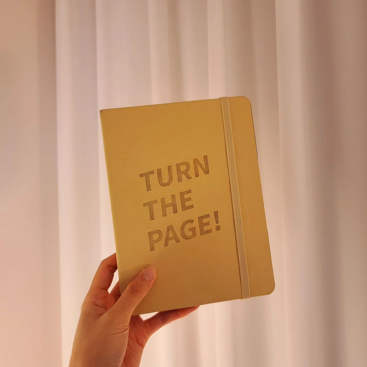 🤎𝓵𝓮𝓽𝓽𝓮𝓻𝓼 𝓶𝓸𝓸𝓭

결혼한지 얼마 안되었을 때, 남편과 도란도란 이야기를 나누던 중 나의 이북리더기 위에 살포시 내려앉은 그의 팔꿈치...😱
그렇게 나의 첫 이북리더기는 배꼽에 큰 멍울이 생긴 이후로 더이상 그 안에 담긴 멋진 책들을 보여주지 않았다....🤪

몇년을 고민한 끝에 결정한 새 이북리더기🌝🤟🏻
제발 별탈없이 나에게로 오길🤎🤎🤎
