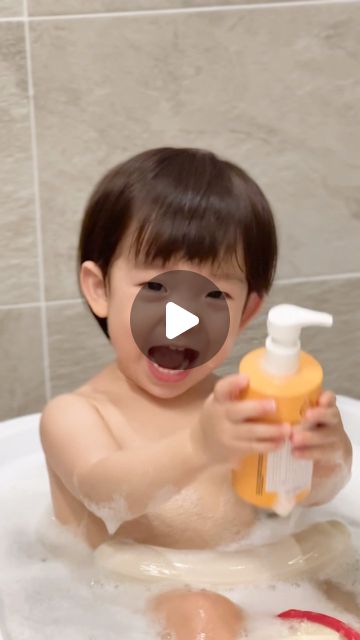  무무, 심이준, 시미준 🧸 on Instagram: "#협찬 

아이들도 안심하고 사용할 수 있는 자극 없고 순한
대블앤돌롭 샤워젤로 거품 목욕했어요! 
상큼달콤한 향기가 매력적이라 그런지 
이준이도 향이 좋은지 목욕 내내 거품 향기 맡더라구요 🤭
향이 있는 제품이라 걱정된다구요? 
유아용 제품 답게 알러지 프리 향료가 사용됐으니 안심하세요! 

패키지도 귀여워서 목욕 내내 몇 번을 들고 꺄르르 하는지 
오랜만에 즐거운 물놀이 완료! 🩵

머리부터 발끝까지 한번에! 
대블앤돌롭 3 in 1 샤워젤 🫧

- 피부과 테스트 완료 및 티어 프리 인증
- 무자극/저자극 pH 균형
- 염료, 파라벤 등 6개 성분 무첨가 
- 자연유래 계면활성제 사용
- 동물 실험 없는 100% 비건 제품
- 여섯가지 향으로 취향에 맞게 조합하여 사용 가능! 

⌗ 오늘 이준이가 쓴 제품 🧒🏻
- 레몬🍋
여름 햇살을 맡은 듯 은은하고 부드러운 레몬향 
- 텐저린🍊
갓 껍질을 벗긴 달콤한 감귤향이 가득! 

🏷️ ᴛʜᴀɴᴋs ᴛᴏ @dabbleanddollopkorea 

#시미준 #시미준_협찬 
#대블앤돌롭 #어린이바디워시 #아동바디워시 #아동비건제품 #어린이비건제품 #유아바디워시 #아기바디워시 #유아샴푸 #아기샴푸 #어린이샴푸"