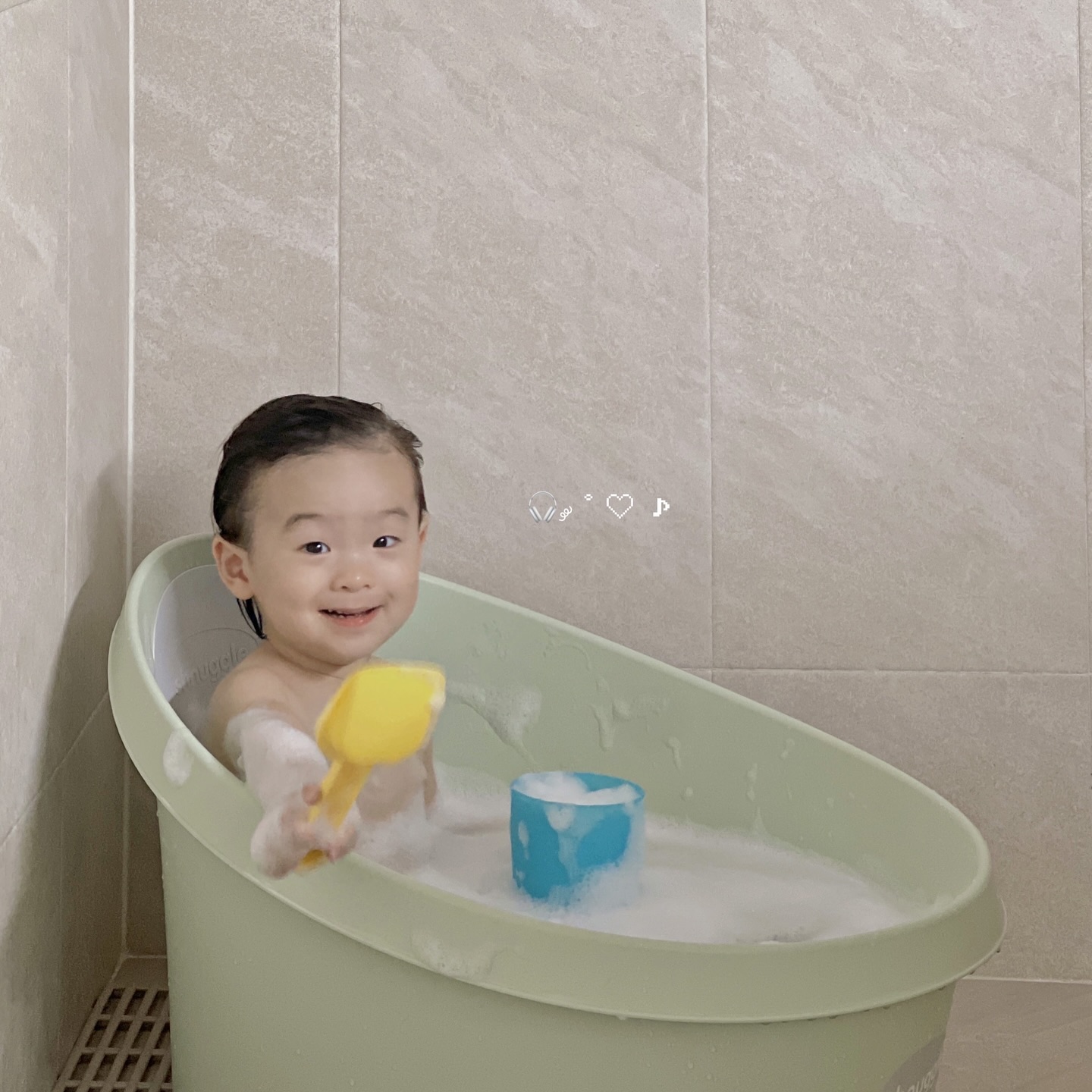 🛁

어제는 목욕놀이도 하고 오늘은 집 가는 길 공사현장에 있던
포크레인 본다고 20분을 앉아서 봄 (집 가자하면 일어서서 오열)
집 와서는 새로 산 스케치북에 끼적이기하다가
악어 그려달라해서 악어, 고양이, 강아지 그려드림

그리고 9시 넘어서 잠든 그
오늘따라 잠이 자기 싫었는지 혼잣말도 했다가 발로 침대 가드 
쿵쿵 치면서 뭐가 재미있는지 웃다가 갑자기 이게 뭐야하며
계속 물어봤다가 8시 정도 퇴근하고 온 아빠랑 조금 같이 있다가
졸리다고 해서 침대로 같이 들어갔는데 이불 속으로 쏙 들어가서 잠

진짜 귀여워 ...

마지막 사진은 조금만 다듬는다는게 확 올라가버린 앞머리
미안 ...