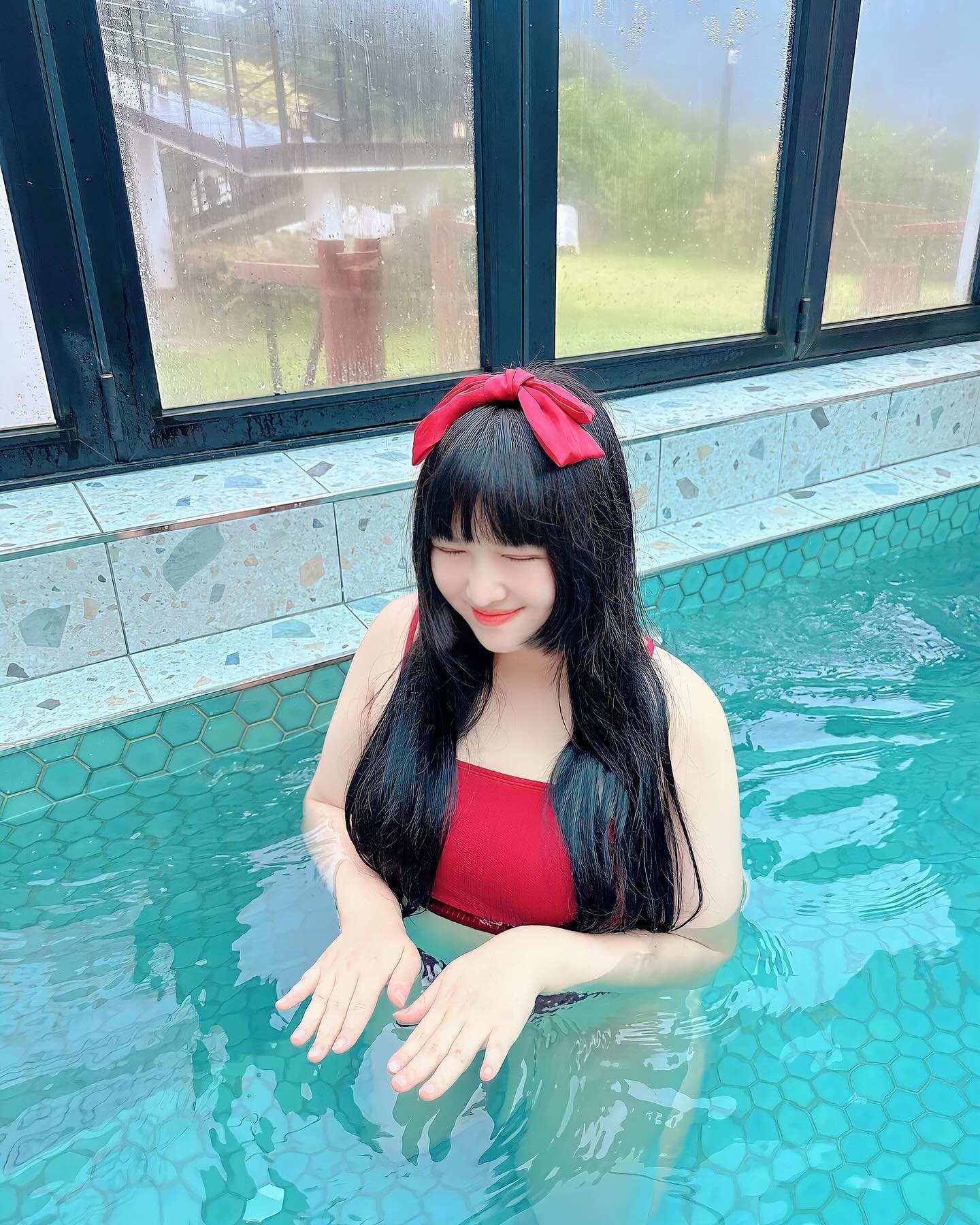 날 풀리니까 물놀이 생각나는 수속성 인간🫧

sumikkosia 가 크리스마스파티에 선물로 
준비한 빨간 리본머리띠! 평소에 쓰긴 부끄러운데
수영복에 찰떡이라 착용하고 수영했다✌️❤️