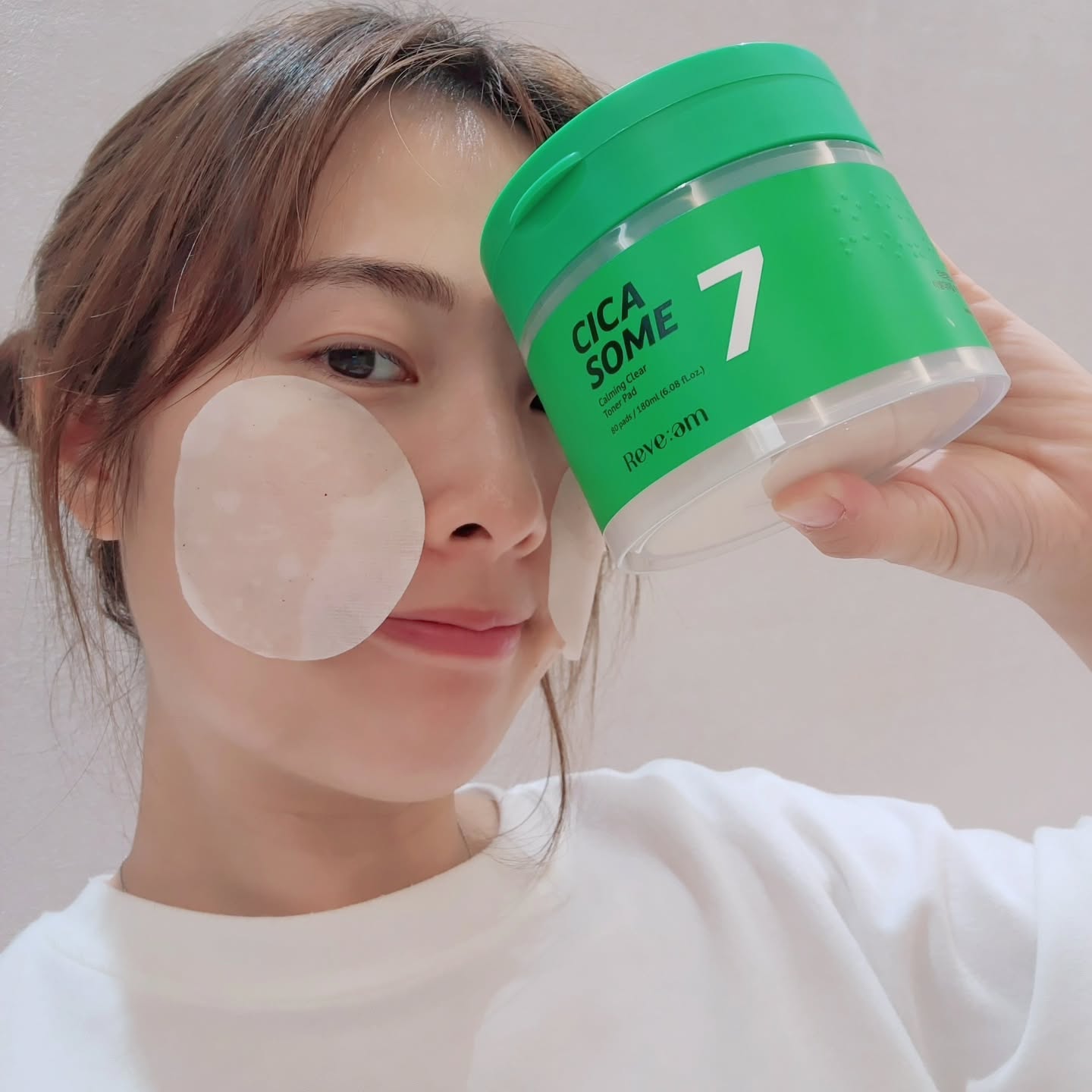 #할인구매 reve_am_official #리브엠시카좀카밍클리어패드 #리브엠토너패드
리브엠, 시카좀 카밍 클리너패드💚

아침저녁으로 시원하게 피부결 정돈해줄,,
7가지 시카류 매끈속촉 제품!

7cm 큰 대왕패드로 건조한 겨울철 꼭 필요한 제품인 듯 해요^^
1회사용만으로도 각질개선, 피부온도 감소로 쿨링진정 효과! 저자극테스트 완료로 예민하신 분들도 편하게 바를 수 있을꺼예요✨️

#주부 #후기왕 #저자극토너패드 #각질패드 #화잘먹패드 #피부미인 #리브엠시카패드 #리브엠시카좀패드 #진정패드 #리브엠패드 #아기용품 #약산성패드 #육아 #생활용품 #쿨링진정패드