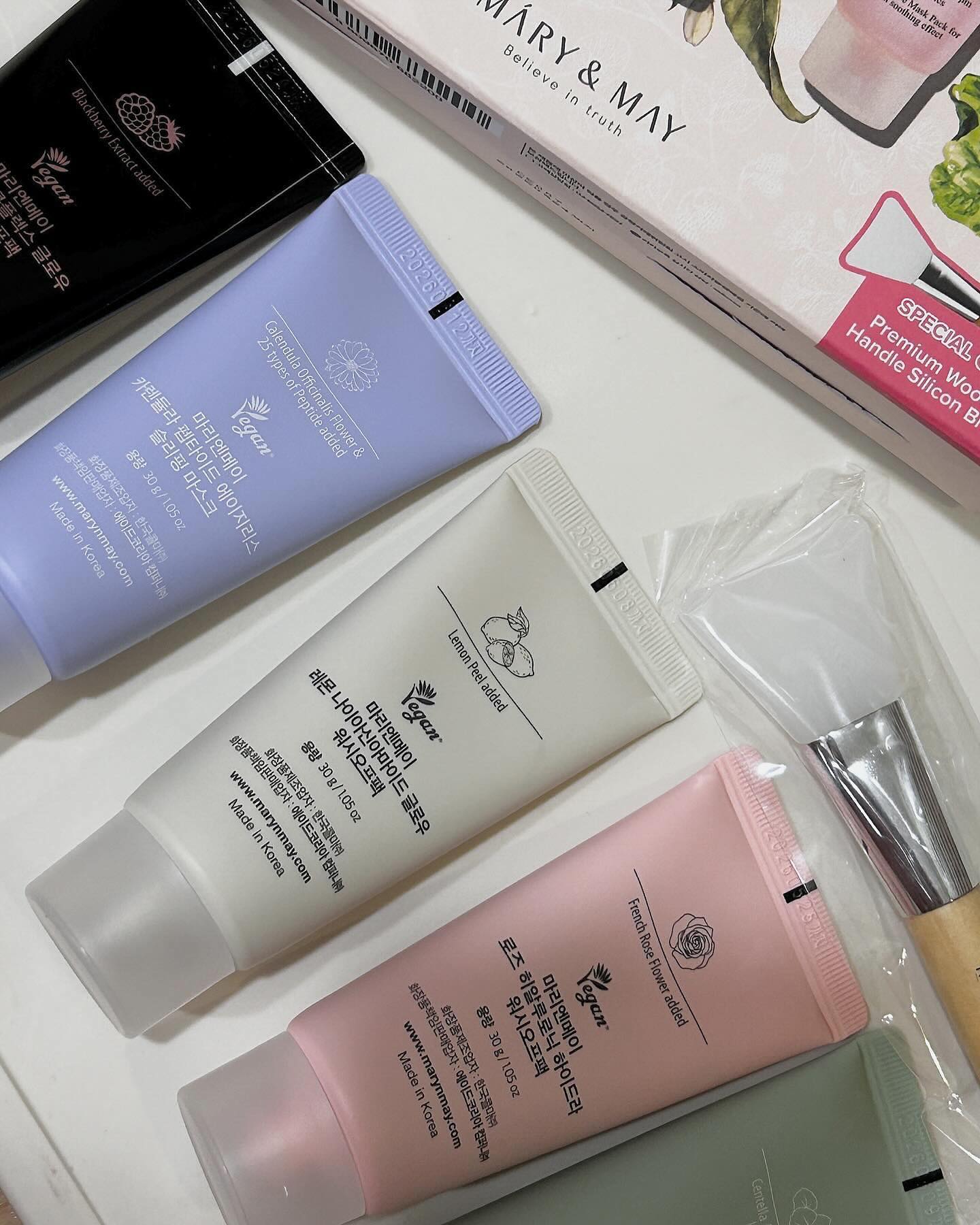 #협찬 #marynmay #cleanbeauty 

5가지 워시오프팩을 한번에 ❗️❗️
피부 컨디션에 맞춰서 진행할 수 있어서 좋은 구성🤍😊🤍

비건 로즈 히알루로닉 하이드라 워시오프팩
-내추럴클레이와로즈가 선사하는 보습 블렌딩

비건 시카 티트리 수딩 워시오프팩
- 풍부한 원물로 피부 긴급 진정

비건 레몬 나이아신아마이드 글로우 워시오프팩
-저자극 각질관리로 유지하는 피부 광채

비건 블랙베리 콤플렉스 글로우 워시오프팩
-크리미한 클레이로 매끈한 피부결 유지

비건카렌듈라 펩타이드 에이지리스 슬리핑 마스크
-자는 동안 간편하게 관리하는 피부생기

증정품으로 마리엔메이 실리콘 브러시🫶🏻
편안하게 사용가능한 마리엔메이만의 전용 브러쉬 증정해주니까 너무 좋아요:-)
유연한 실리콘 브러시로 얼굴에 도포하니까 꼼꼼하고 매끈하게 바를 수 있어서 편했어요~😋

저는 개인적으로 보습이 부족한 터라 비건 로즈 히알루로닉 하이드라 워시오프 팩이 좋더라구요🤭
향이 진짜 진짜 좋아서 기분도 산뜻하게 바꿔줘서 기분 up!🧸

✅마리엔메이는 안전하고 깨끗한 원료만을 사용합니다.
✓ 동물성원료배제
✓ 동물실험금지
✓ 유전자 변형성분 사용금지
✓ 전성분 EWG 그린
✓ 피부 자극 테스트 

#veganbeauty #kbeauty #sharemymarynmay #believeintruth #washoffmask