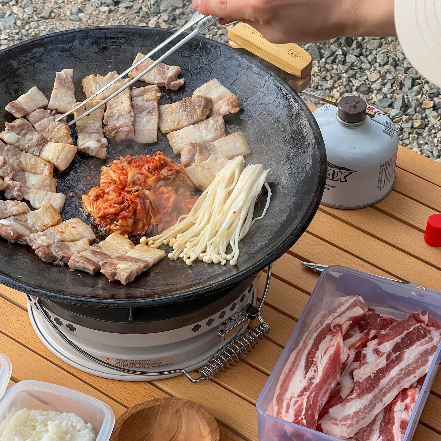 #제품제공 #실리팟

누가뭐래도 캠핑하면 삼겹살이지 -! 🐷🥓

🥄삼겹살

#실리팟냉동밥용기 #캠핑음식 #캠핑요리 #럽스타그램 #신혼살림 #신혼밥상 #신혼스타그램 #밥상 #신혼부부 #캠핑 #캠핑스타그램 #삼겹살