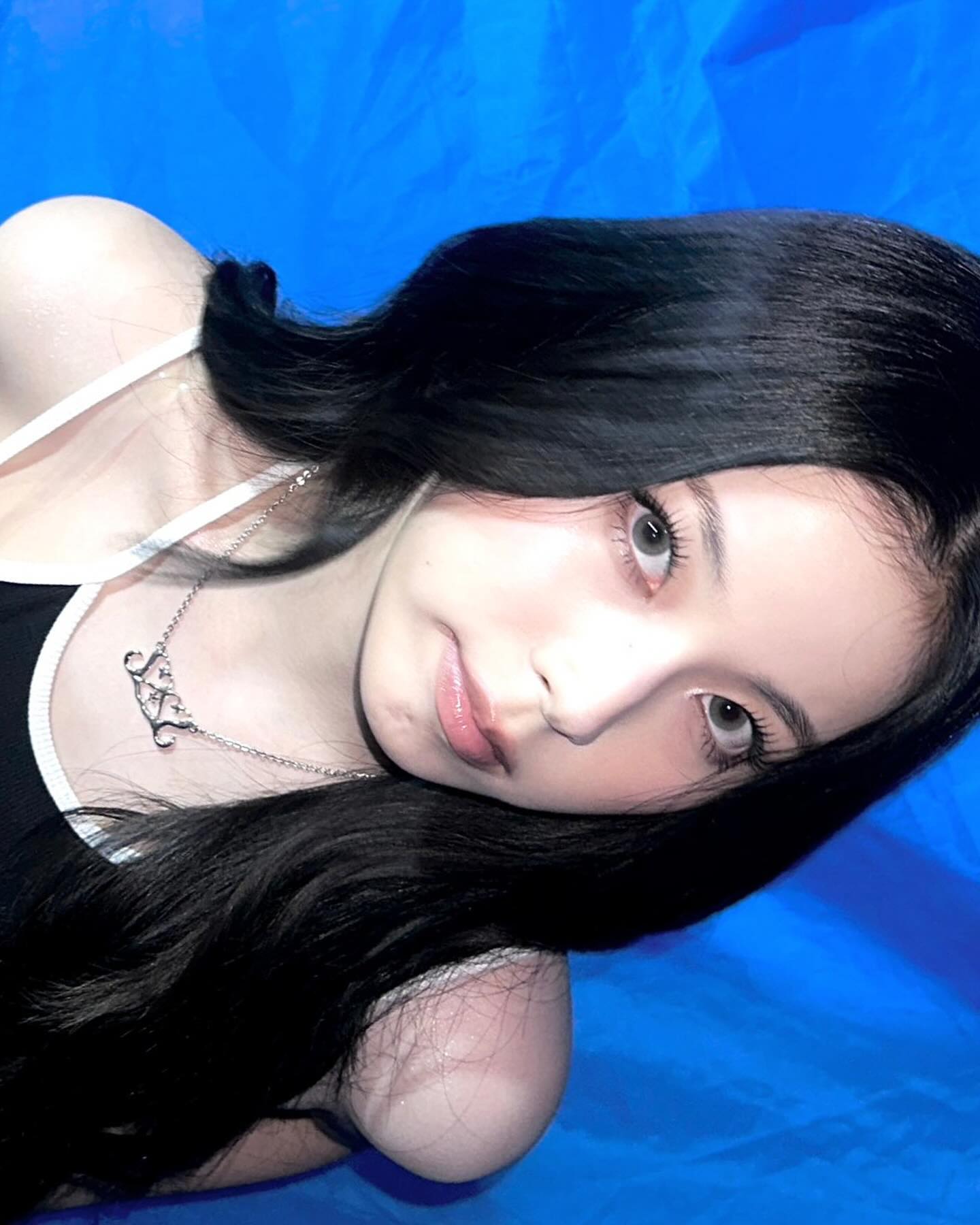 웅니미 폭발✨ 스모키 바비 뀨🤎

ARTIST nmixx_official 
MAKE UP daindaini 
HAIR hhyemnni 
# kitts_hairmakeup 

메이크업 예약은 프로필링크로🤍🤍🤍
#다인쌤메이크업 #다인쌤 #키츠다인
#키츠 #키츠헤어메이크업 #kitts