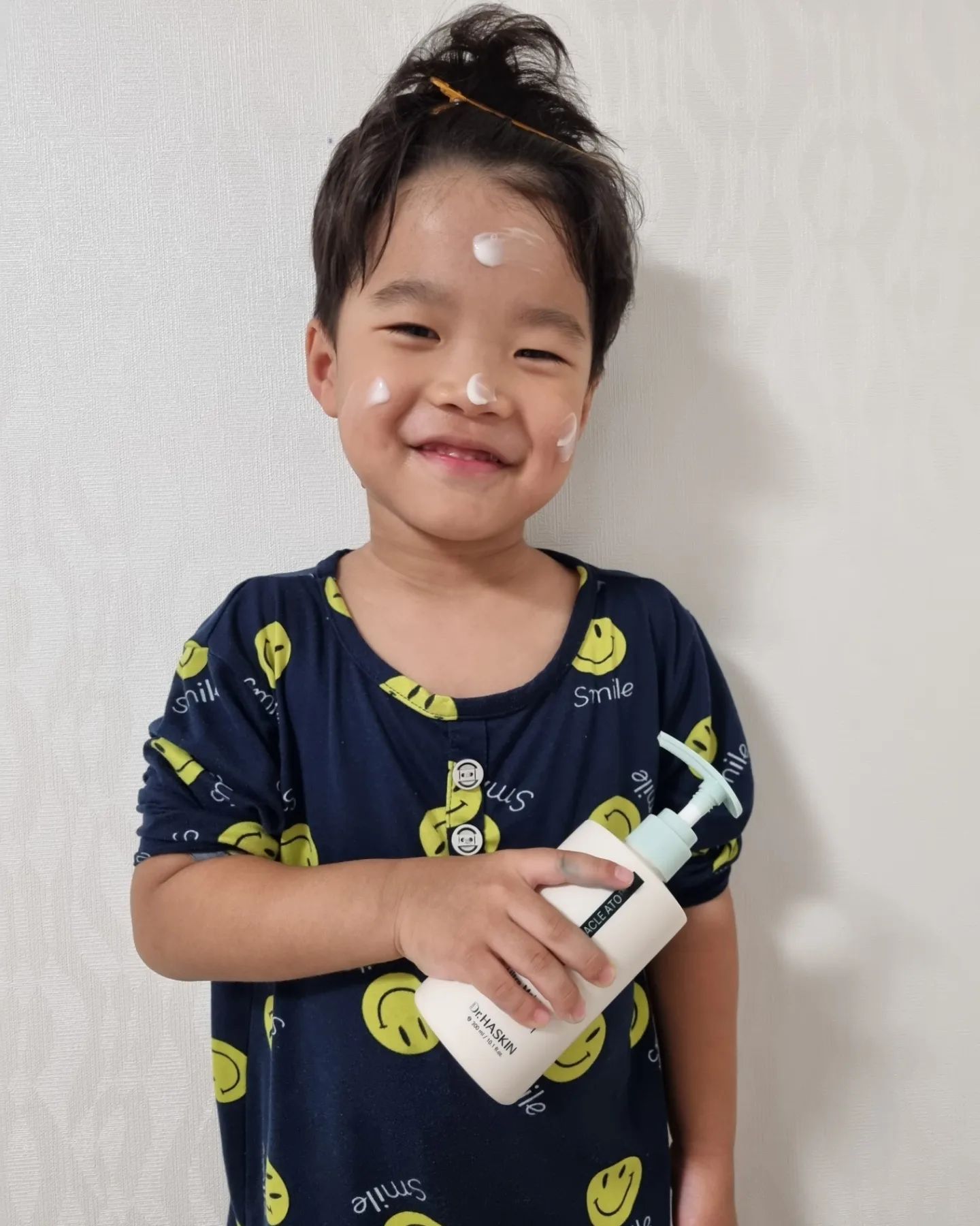 🔴공구문의👉kangdy1

협찬 아니고 #내돈내산
#닥터하스킨 바디로션+힐링밤 

힐링밤이 좋다고해서 눈팅만 하다가
나의구세주 어스비기닝공구에서 
닥터하스킨 피톤치드 룸케어 구매하니 힐링밤샘플을 보내주셔서
여지껏 매일같이 썼다 증맬...신세계😭

평소 이계절에 코피가 자주나고
코를 가려워하거나 코막힘이 심한 우리아들인데
힐링밤 쓰고나서 코피도안나고 코막힘도 아직까지없다 👍👍👍

샘플 다써갈 무렵 공구해서 바로구매~🙊

타사 로션 쓰고있지만 가려운피부에도 좋다하고
힐링밤으로 눈을떠서 로션도 구매했는데
묽은제형에 끈적임없이 완전 피부가 광이나며 보습력이 좋다
이제 스킨케어도 다바꿔야겠군ㅎㅎㅎㅎㅎ

더불어 출산후
원인모를 피부질환으로 6갤정도 피부과 순회하며
고생했던 예전의 나인데 최근 다시 다른증상으로
피부가....습진처럼 생기고 가렵고 날괴롭히고있는데

닥터하스킨로션과 힐링밤의 도움을 받아보겠노라
한달 야무지게 써보고 제2의 후기 오겠나이다~

어스비기닝...진짜 이로운 지엠팜 영양제+ 닥터하스킨 룸스프레이+ 이번엔 힐링밤과 로션까지
다좋다 증맬...평생함께해유❤️❤️❤️❤️

#어스비기닝#닥터하스킨#힐링밤#닥터하스킨바디로션 #솔직한후기#찐후기인증#입문하면나갈수가없어 #정말좋은템#감사하고사랑합니다