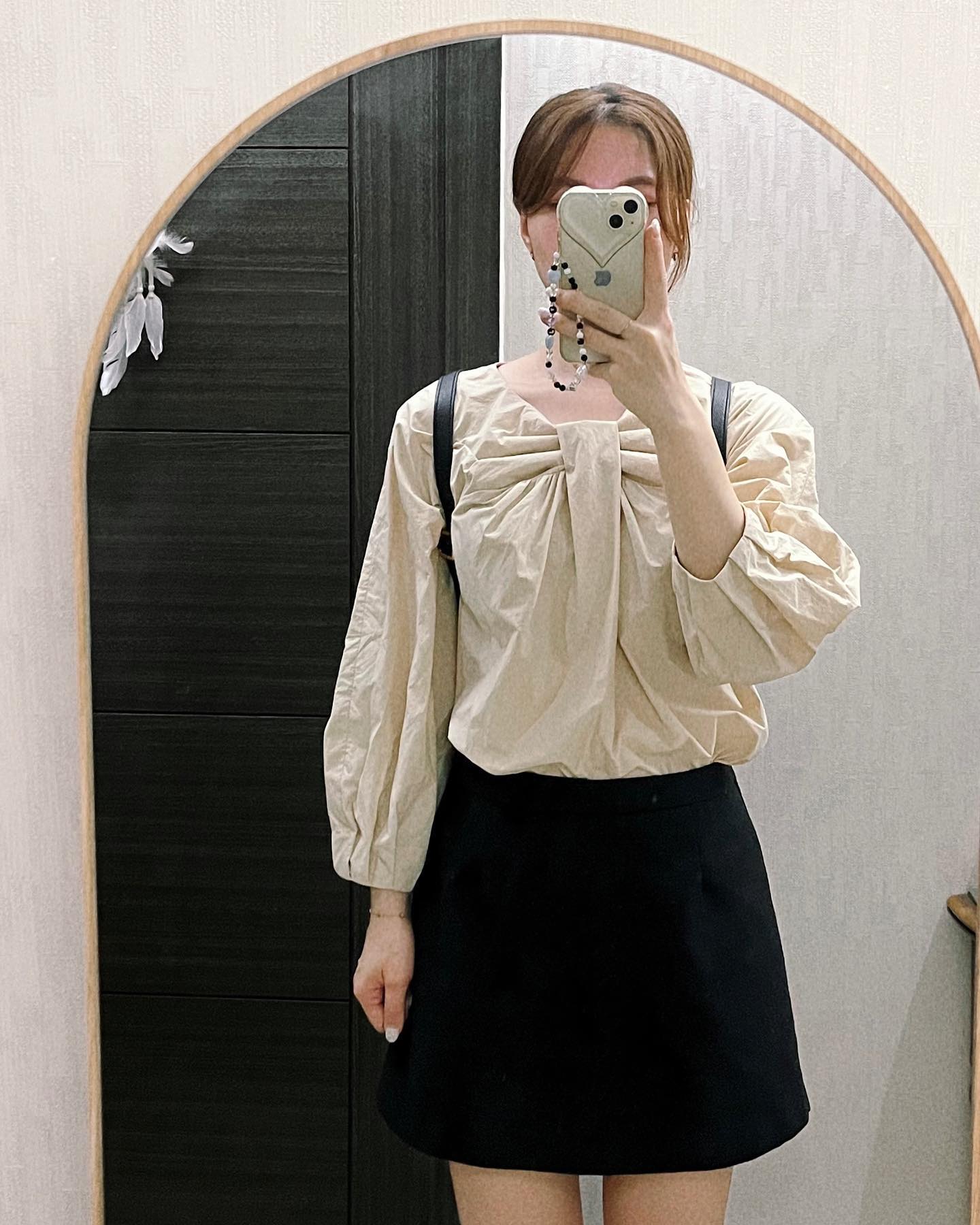 가을블라우스 몇개 입지듀 못했는데..😶‍🌫️
바람은 왜이리 차가워진건지🌬️🥶 #니삭스코디 
까죽자켓 의존도 10000% 

#가죽자켓추천 #니삭스로퍼 #가을블라우스추천 #하객룩스커트