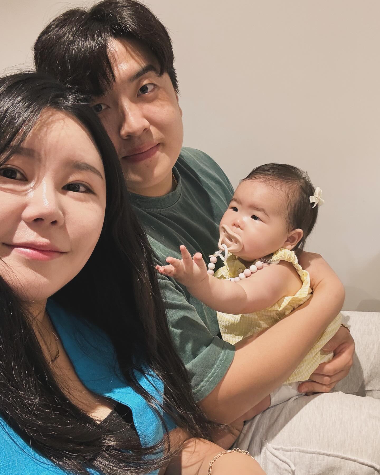 셋이서데이투,,👦🏻👩🏻👧🏻❤️‍🔥

엄빠 데이트에 방해하는 불청객이지만
귀엽고 사랑스러워서 모든게 용서가능(ㅋㅋㅋ)
아프고나서 껌딱지 + 성격파탄자 
그 모습도 사랑해 내새꾸 ❤︎