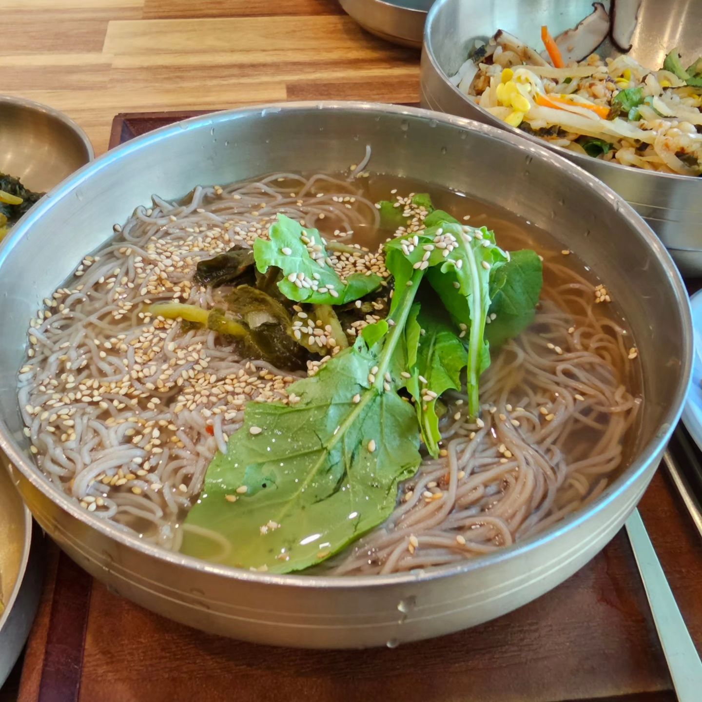 #킨텍스 #맛있다 
.
메밀국수랑 보리밥에 육전
맛이 없을수가 없는 조합이랄까?

가격대는 킨텍스 안이라 있는데, 슴슴하니 나쁘진 않았다ㅋ

주문안받으시냐고ㅋㅋ 그케 불렀는데 
키오스크 주문이라네? 내눈에는 안보이는데ㅋ

알고보니 키오스크가 가게밖에 있었다는... 또르르 창피한건 내몫이죠?
.
#먹스타그램 #먹팔해요 #먹방 #jmt #mukbang 
#외식스타그램 #다이어트는내일부터