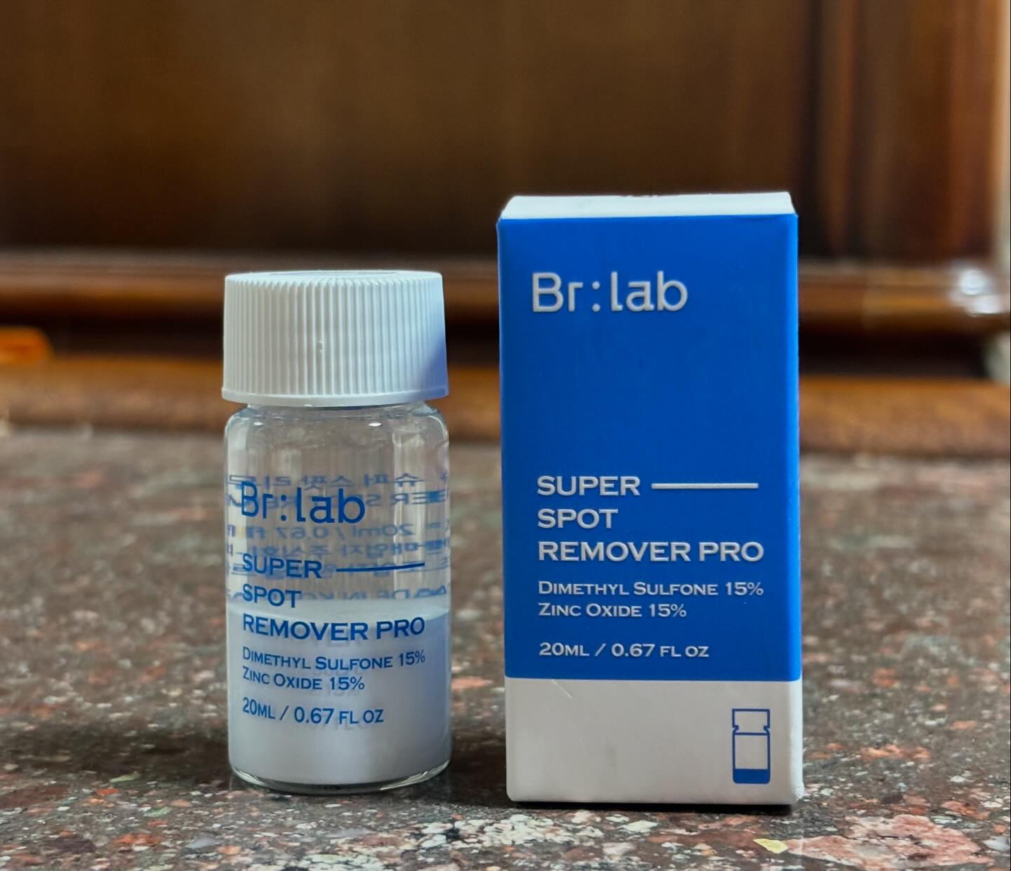 #협찬 [brlab.official ] 슈퍼 스팟 리무버 프로 🫧

자극 받은 피부에 스팟 진정 집중 케어를 할 수 있는 아이템으로 
기존의 슈퍼 스팟 리무버보다 더욱 강력하게 리뉴얼 된 PRO 제품입니다 💫

✨사용방법 설명드릴게요 

🫧흔들지 않은 스팟 리무버에 면봉을 이용해 제품 바닥에 가 라앉아 있는 유효성분을 찍어 고민 부위에 톡톡 발라줍니다

🫧자기 전, 트러블 스팟에 발라준 후 아침 세안 시 함께 씻어 냅니다

✨여기서 꿀팁 !

🫧파우더 층과 에센스 층이 섞여있다면 사용 2~3시간 전 평평한 곳에 놓아둔 후 층이 분리될 때까지 기다린 후에 사용하면 됩니다

🫧자기 전에 사용하는걸 추천드려요 ᩚ 

🫧고민 부위에 사용할 경우 따끔거릴 수 있으나 이건 정상적인 현상이니 안심하시고 사용하시면 됩니다

우리 모두 슈퍼 스팟 리무버 프로로 간편하게 트러블 관리해요 💫

brlab.official 

#협찬 #비아르랩 #brlab #슈퍼스팟리무버프로 #스팟케어 #트러블진정 #응급세럼 #트러블케어 #진정세럼 #트러블제품추천 #민감피부제품추천