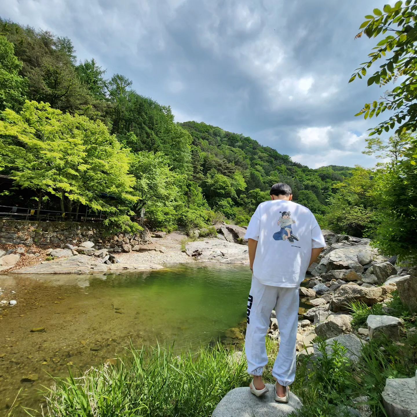 어제 낮에 기온이 30도 까지 오르는바람에
너무 더워서 즉흥적으로 다녀온 #포천계곡 💦

얕은곳 , 깊은곳 다 있고 사람들 없이 저희만 있어서 한적하고 시원하고 재밌게 놀다왔어용! 아직 물이 차서 다음달에 다시 올 예정 🔥🤍