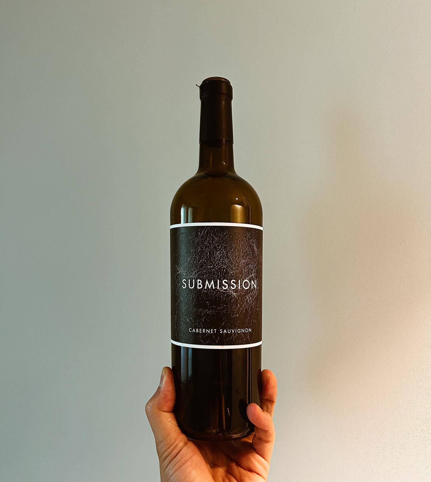 #와인기록

📌 Submission, Cabernet Sauvignon 2019
[ 서브미션, 까베르네 소비뇽 2019 ]

생산 ; 미국 > 캘리포니아
품종 ; 까베르네 소비뇽, 말벡, 메를로
시음 ;
- 짙은 루비색
- 블랙체리, 블랙베리 등의 검붉은 과실미
- 오크, 바닐라, 초콜릿, 감초, 스파이시
- 전형적인 미국스러움의 잔당감, 전반적으로 무난한

한 줄 요약 : 강력한 서브가 다가오는듯한 서브미션 와인

* 개인의 주관적 의견으로 해당 와인 전체에 대한 평가는 아닙니다.

gbkwine

[ 읽을거리 ]

:: 와이너리는 689셀러
; 와인에서 행복, 풍요로움 그리고 건강이 있다는 의미
:: Submission은 ’고민거리를 내려놓으라‘는 의미