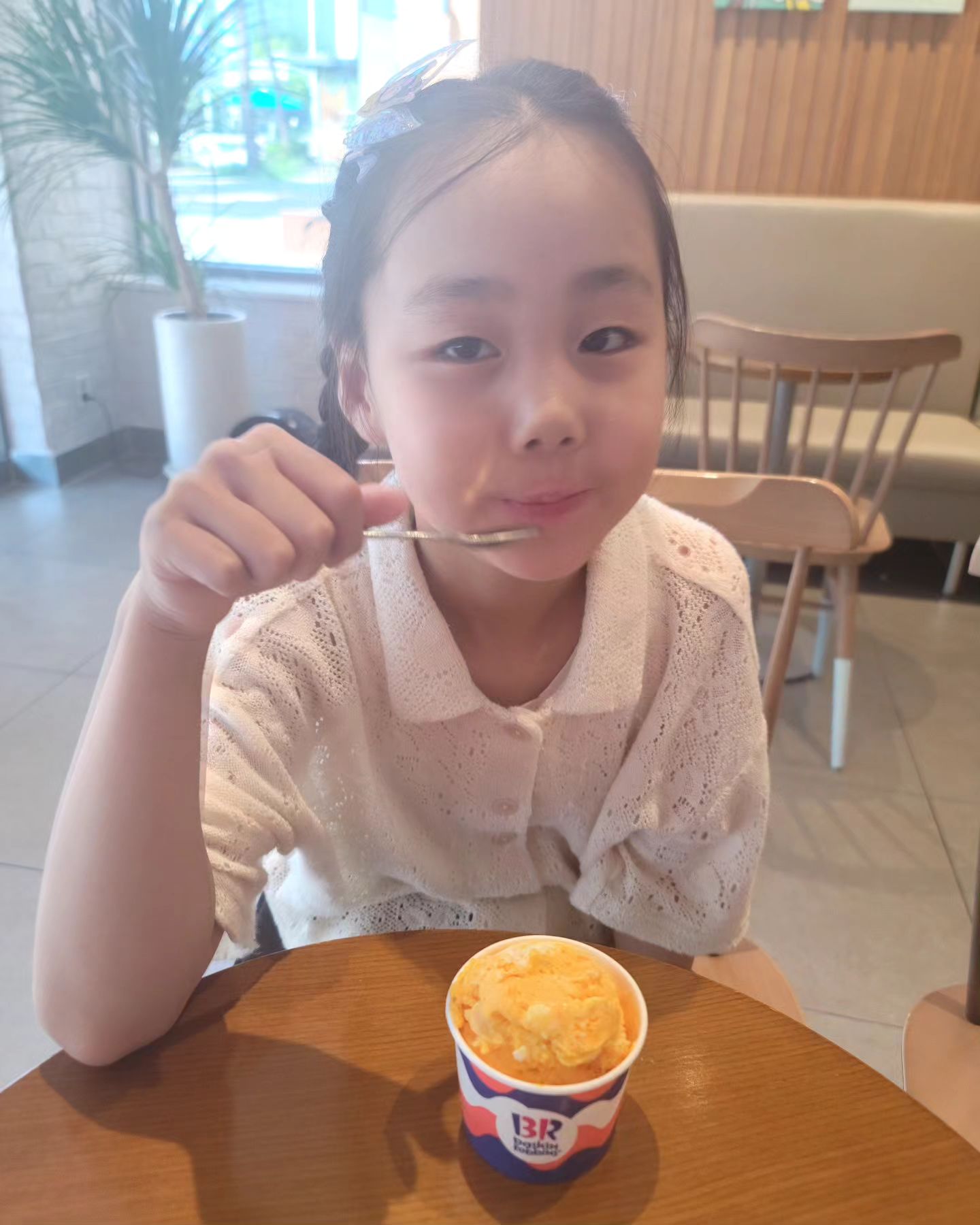 #라이언망고마카롱 

개학한 아들내미 보내고
딸내미와 데이트❤️

망고러버 딸내미 픽 !
맛있다며 싹싹~~😊

무더웠던 오늘도 이렇게 보내고
북상 중인 태풍도 조심히 보내요!

#배스킨라빈스31 
#여름엔아이스크림 🍦