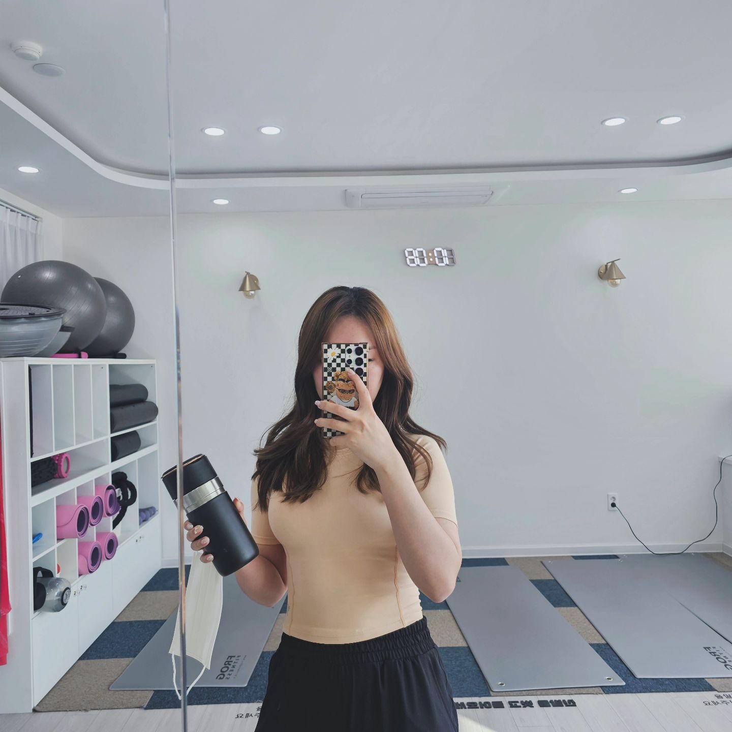 🧘‍♀️
무거운 몸 이끌고 운동하러 온 🐷 
일요일 오전에 오니까 사람이 많이 없어서
너무 좋았던 대문자 I

운동전후 스트레칭도 열심히 하고
나름 열심히 깨작 거리고 왔당 😆
일주일에 몇번 못오니까 
오는날이라도 열심히 움직여보자규 ☘️

#오운완 #피트니스055경남대점 #댓거리헬스장 #피트니스055 #경남대헬스장 #운동 #헬린이