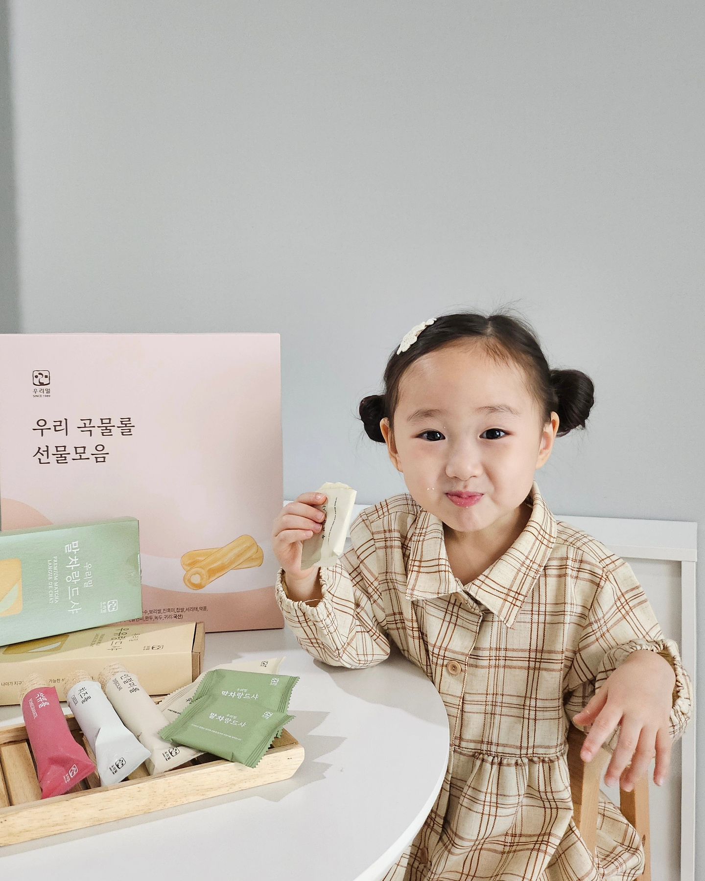 [제품제공] 간식이 얼마나 맛있는지..
지유는 얼굴에 잔뜩 묻혀가며 먹는중이랍니다ㅎㅎ

곡물롤은 선물모음이라 그런지 맛도 
석류, 딸기, 인절미, 치즈맛 4가지로 다채롭게 되어있고

23가지 혼합 곡물이 무려 31.59%로
기름에 튀기지 않고 열과 압력으로 구워 엄청 고소하더라구요.

게다가 우유랑드샤는 얼마나 부드러운지 아세요?!🫢🫢🫢
다가오는 가정의달 5월엔
온 가족이 모여 우리밀 과자로 간식시간을 가져보는건 어떨까요?

우리밀상점에서 1+1 행사까지 하고 있으니
가정의달 선물준비는 우리밀과 함께 즐겁게 해보세요🧡🧡

woorimil.official 

#우리밀 #가정의달 #어버이날선물 #스승의날선물 #어린이날선물 #선물세트 #가정의달선물 #어린이과자 #어르신과자 #우리밀과자 #과자 #간식추천 #간식스타그램 #아기과자 #우리밀간식