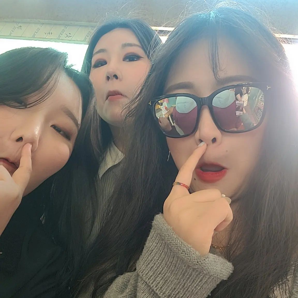 예솔이 떠나기전 우라질 여행💙

1일차
모녀가리비>속초해수욕장>코코넛그루브>중앙시장>숙소>명가횟집>밤바다구경>숙소(더블루테라)

2일차
중앙시장>현태네튀김

모녀가리비 진짜 존맛탱 3명이서가서 오징어순대 3개 칼국수 1개
꼭가세요 두번가세요 인당 오징어순대 1접시 필수😆

대게는 명가횟집
다음에 가족들이랑 속초가면 또 여기서 먹어야지 싶은맛
택시기사님 소개로 갔는데 솔직히 괜찮아서 명함 가져왔다!!! 또 가야지 

현태네 튀김집에서도 떡볶이에 오징어 새우튀김만먹으려다 너무 맛있어서 오징어순대+홍게라면까지 더 시켜먹은곳! 

10년친구인데 처음 3명이서 놀러갔네!!! 예승이 떠나기전에 우리랑 또 놀아줘라 시간내줘라!!! 꼭이야!!!
adorable__sol mi.zzang_ 

속초여행 자주갔지만 손에꼽을만큼 재밌었다😍😍

#속초여행 #속초맛집 #속초가볼만한곳 #모녀가리비 #속초명가횟집 #현태네튀김 #속초해수욕장 #우라질