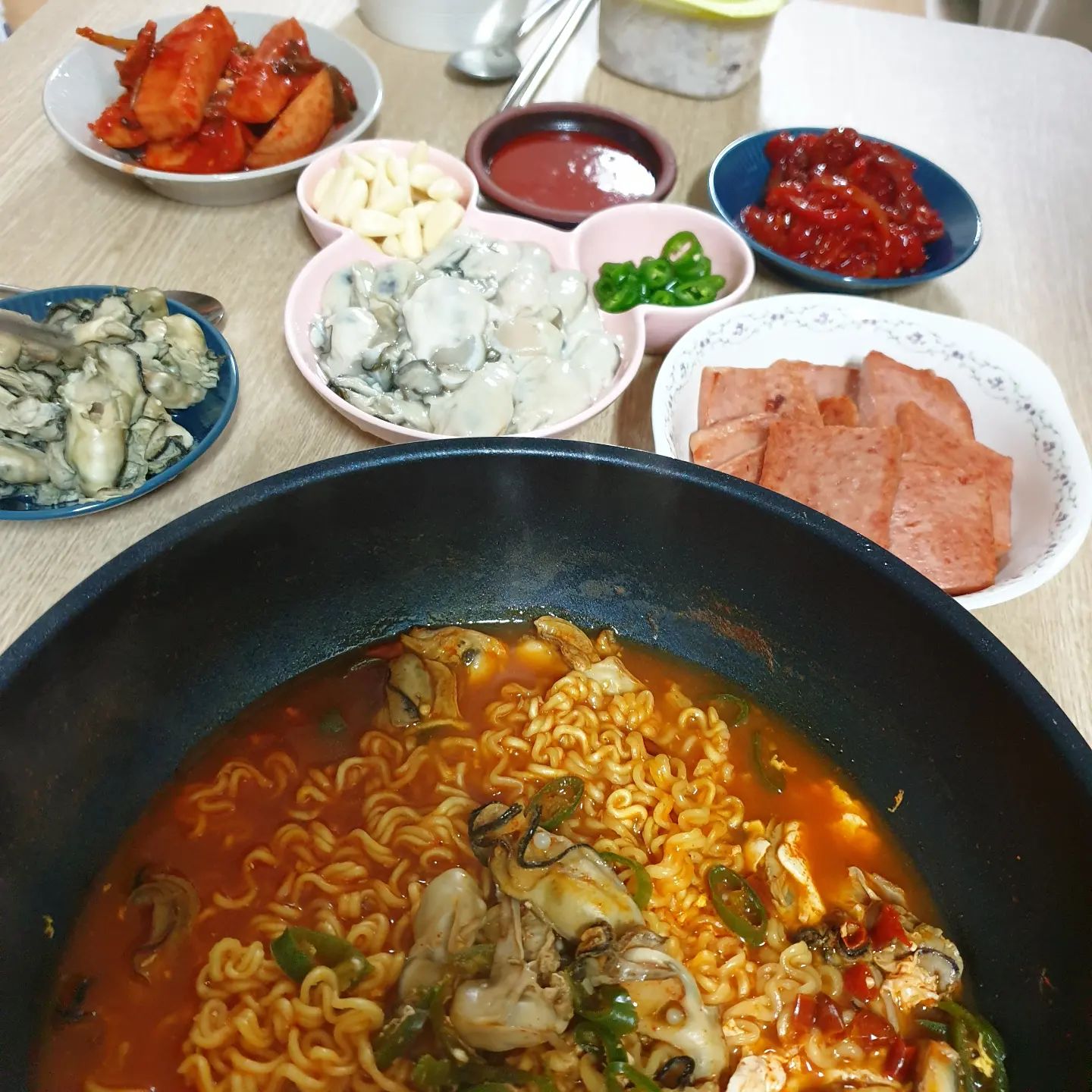 글 파티당♡
굴라면 생굴 냠냠
갓성비 대박 1키로에 8900원인가 
굿이다 굿이야
