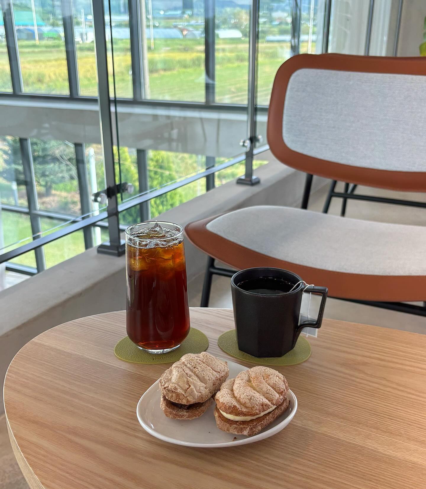 📍리센트커피
🏬경기 안성시 서운면 서운로 364-10
⏰11:00 - 20:00 (월 정기휴무)
📞031-675-9585

- 콜롬비아 엘 엔칸토 (7,000)
- 블루베리히비스커스 (5,000)
- 초코다쿠아즈 (3,800)
- 레몬다쿠아즈 (3,800)

논뷰 대형카페로 힐링하러 가자🌾🌳

콜롬비아 엘 엔칸토는 콜롬비아 퀸디오 지역의 고지대에서 생산된 핑크 버번 품종으로, 특유의 가공 방식인 허니 프로세스가 적용되었다고 해요! 

핸드드립으로 내린 커피는 과일의 달콤한 풍미와 복합적인 향미가 돋보였어요☕️
주로 딸기, 체리와 같은 과일의 상큼함이 먼저 느껴졌고, 그 뒤로 초콜릿의 부드러운 단 맛이 느껴졌어요.
향긋한 과일향을 좋아하는 분들에게 특히 추천이에요!

카페 내부는 통창으로 되어 있어 개방감이 좋고 산뷰와 논뷰를 감상할 수 있어요.
시원하게 커피 마시며 힐링하기 너무 좋은 카페에요☕️

내부에는 아이들이 좋아할 장난감이 있고, 외부에는 아이들이 놀 수 있는 공간이 잘 마련되어 있어요.
모래놀이, 자동차 타기, 물 위 징검다리 등 어린이들이 좋아할 수밖에 없는 곳👦🏻👧🏻
화장실에는 기저귀 갈이대와 유아용 변기 커버까지 준비되어 있어 아이들과 함께 방문하기 좋아요!

주차 공간도 충분히 마련되어 있고, 넓은 좌석 배치 덕분에 단체로 방문하기에도 좋을 것 같아요!
 
 
 
#리센트커피 #안성카페 #안성대형카페 #서운면맛집 #서운면카페