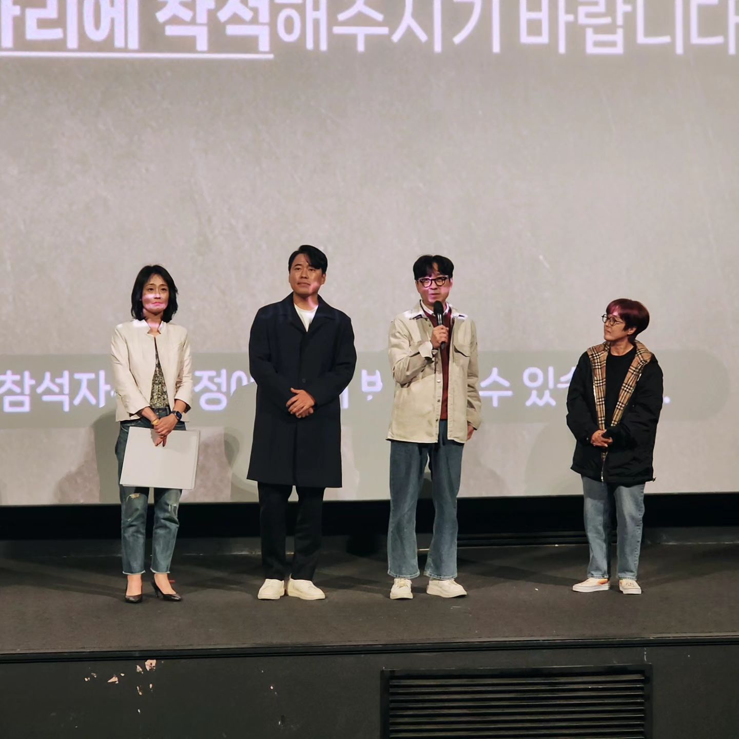 안녕하세요! 영화 리뷰쓰는 블로거 <황씨네> 입니다~
오늘은 2023년 10월 25일 극장에서 개봉하는 #장항준 감독님의 영화 <오픈 더 도어>의 무대인사 시사회 관람후기를 작성해보려해요~^^ 

🎬 제목 : <오픈 더 도어>
🔴 등급 : 15세 관람가
🟡 장르 : 미스터리, 스릴러
🔴 국가 : 대한민국
🟡 러닝타임 : 71분
🔴 배급 : 콘텐츠판다, (주)비에이엔터테인먼트,  (주)컨텐츠랩 비보트마인드마크
🟡 감독 : #장항준
🔴 주연 : #이순원 #서영주 #김수진 #강애심 외
🟡 2023년 10월 25일 대개봉❗❗ 

간략 줄거리를 살펴보면 미국 교민 사회에서 일어난 살인사건을 모티브로 제작되었습니다. 낯선 땅에서 끈끈한 가족이 균열되어가는 과정을 담은 인간의 '내면'이라는 주제로 장항준 감독은 어떤 마음으로 스토리를 구성했을지 궁금하지 않으신가요? 

챕터마다 제목이 있고 시간이 거꾸로 가는 플래시백 구조라서 보는 내내 심리적인 압박이 느껴져, 더 스릴을 느끼며 관람할 수 있었던 것 같습니다. 일단 배우진 들 이 한몫 단단히 한 것 같은데요. 특히나 서영주 배우님은 제가 처음 뵙는데 섬세한 표정 연기가 너무 좋더라고요. 

'문'이라는 소재를 통해 '선택'을 이야기하고 싶었고, 문을 열고 들어가면 영화가 시작된다는 중의적인 의미도 담겨있습니다. 

저는 개인적으로 챕터 3이 가장 섬뜩하고 그 스토리가 가슴 깊이 남더라고요. 

스토리텔러답게 내용 자체는 저에게 딱 맞는 작품이었답니다. 저의 포스팅을 보시고 <오픈 더 도어>가 궁금해지신 분들은 극장(CGV 단독)에서 만나요! 아, 쿠키는 없어요. 

#오픈더도어 #오픈더도어무대인사 #오픈더도어시사회 #송은이