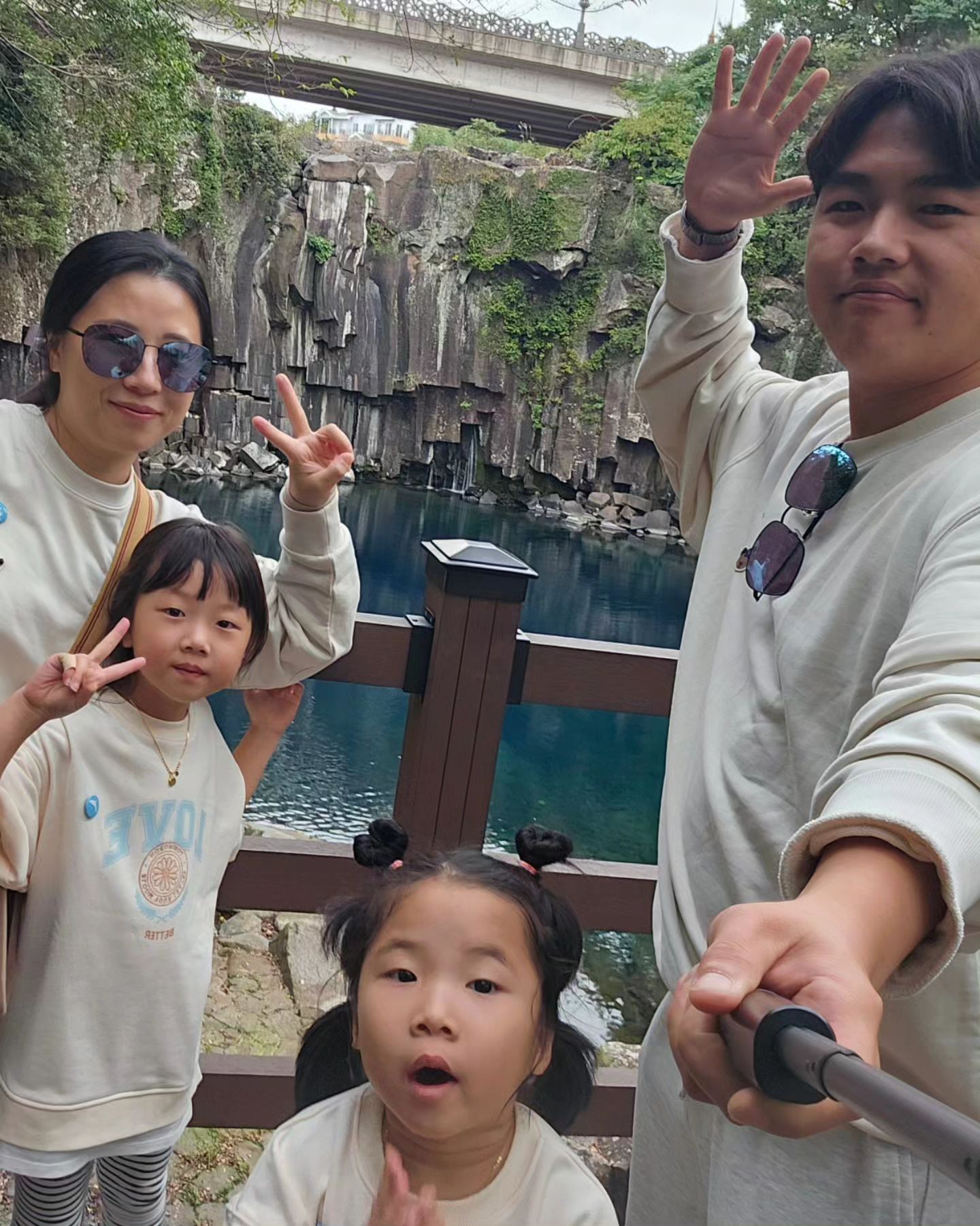 #20231009 #천지연폭포 #자연명소 

등산을 하는 기분^^ 그래도 투린이들과 3개의 폭포 다보고 왔다ㅎㅎ 나의 저질 체력을 다시금 확인하며..수많은 계단에 한숨 오백만번 쉬며 올랐다..살려면 운동을 해야할 건 같은데 큰 일이네😅

역시 이든의 어린이들은 강점인 체력으로 폭포 내에서 보던 어른들의 걱정을 뒤로 하고, 열심히 폭포 계단 오르내리기 신공을 보여주었다고 한다. 

마지막 사진은 아빠랑 셋이 #부녀사진
고소공포증 있는 애미는 무서워서 선녀다리는 오를 수가 없었다고 한다.

#다자녀혜택 받아 무료입장한 천지연폭포. 왜 학교 다닐 때 와서는 보는거 귀찮아했나 싶다. 너무 멋지잖아👍

이제 숙소 가서 물놀이 하자~~

#자매스타그램 #제주도3박4일여행 #제주도3박4일가족여행 #가족스타그램 #럽스타그램 #린자매여행 #제주여행일기 #제주여행기록중 #제주여행3일차
