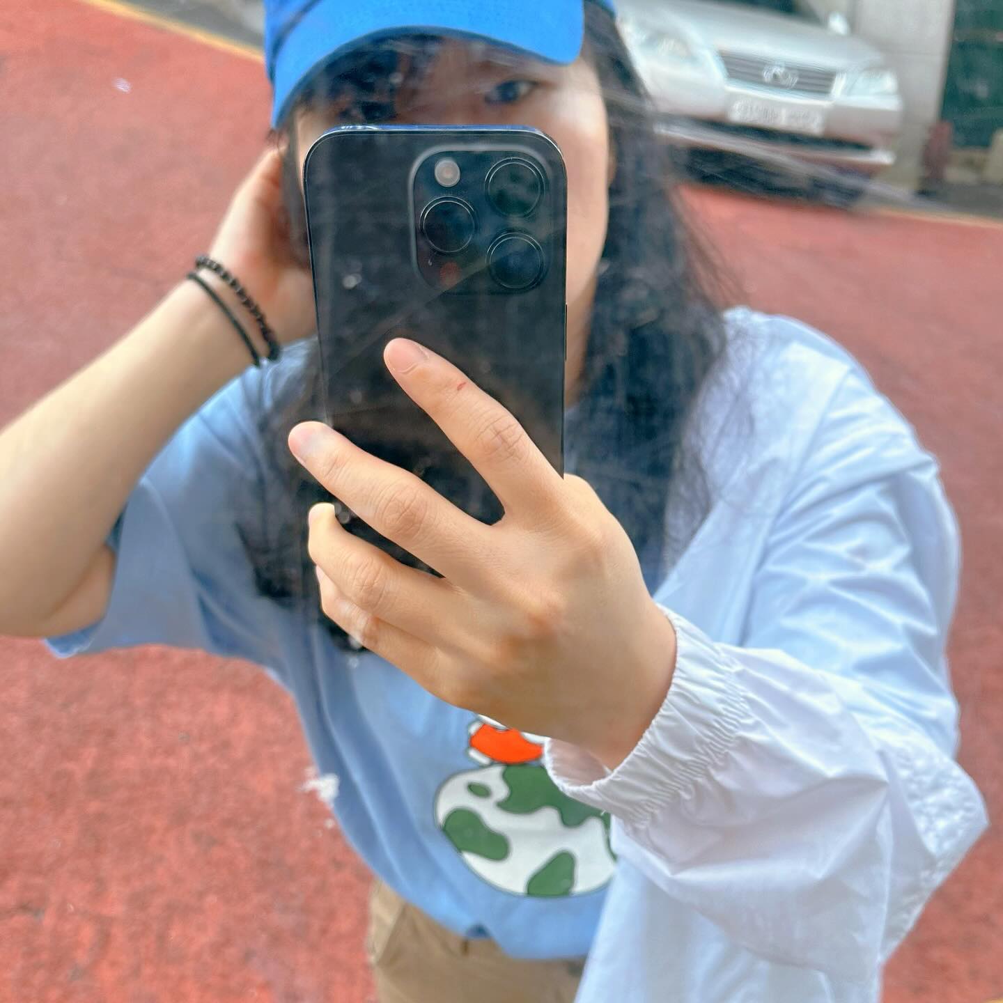 낯설지만 낯설지 않은 동네 새벽 산책
날씨도 너무 좋았고 딱 이 계절에만 감지할 수 있는
빛의 온도도 좋았고
고요한데 생동감 있는 도시도 좋았고.

확실히 그냥 도시에는 없는
바닷가 마을만이 가지는 예쁜 색감이 있어

+내 미피 티셔츠도 마음에 들었고
간밤에 아파서 죽을 뻔한 사람 맞냐고