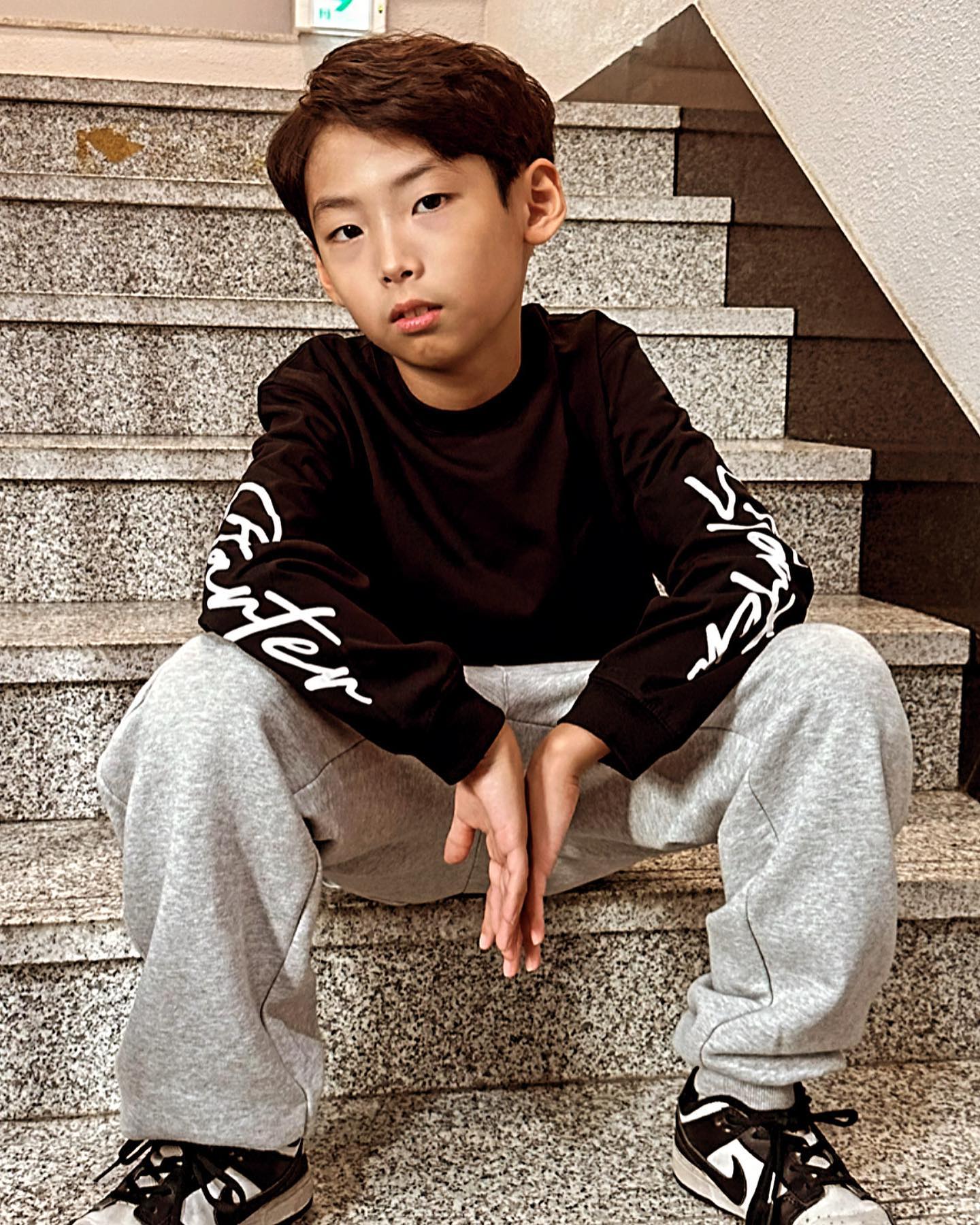 #제품제공 starterblack_kr_kids

가을가을 힙한 스타터키즈룩으로 힙한뚜아로 변신!

소매 로고 힙함에 반한 #오버핏소매그래픽티셔츠 와
옆주머니 디테일과 편안함까지 챙긴 #카고스웻조거팬츠 
이 조합 말해뭐해🫶🏻🫶🏻

학교 등교룩으로도 댄스학원 갈때도 자주자주 입어질 #스타터블랙라벨키즈 룩 !

136cm 25kg 뚜아는 145사이즈 착용하니
여유있는 핏으로 딱 이뻤습니다😘

ㆍ
ㆍ
#스타터블랙라벨키즈 #스타터키즈 #스타터 #starterkids #가을신상 #체험단 #키즈모델 #주니어모델 #키즈인플루언서