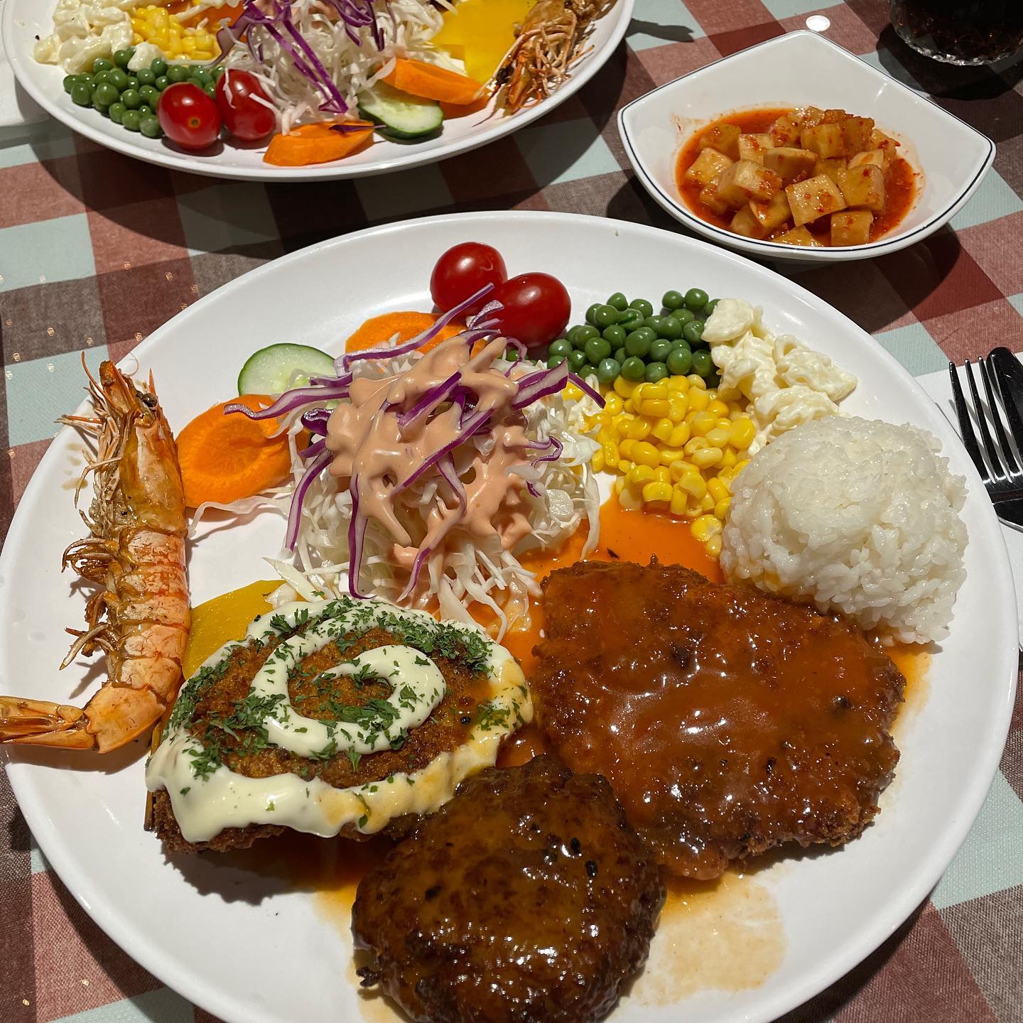 #일산시장맛집 #밤비노

일산시장안에 있는 오래된 맛집 밤비노
옛날 경양식집 느낌 제대로인 식당
일단 식전 스프 너무 맘에들엉🫰🏻
돈까스 정식 구성은 돈까스 함박스테이크 생선까스 새우까지~색감까지 완벽그잡채
가끔 생각나서 찾게되는 맛집이에요
1982년에 개업한 40년이상 전통식당 옛감성이 그대로 추억의 맛을 느낄수있는곳!

#일산맛집 #일산시장맛집 #밤비노경양식 #일산시장밤비노 #경양식돈까스맛집 #돈까스정식 #밤비노경양식돈까스 #맛집추천 #돈까스맛집 #돈까스맛집추천 #맛집스타그램 #맛스타그램 #맞팔환영 #먹팔환영 #선팔하면맞팔가요