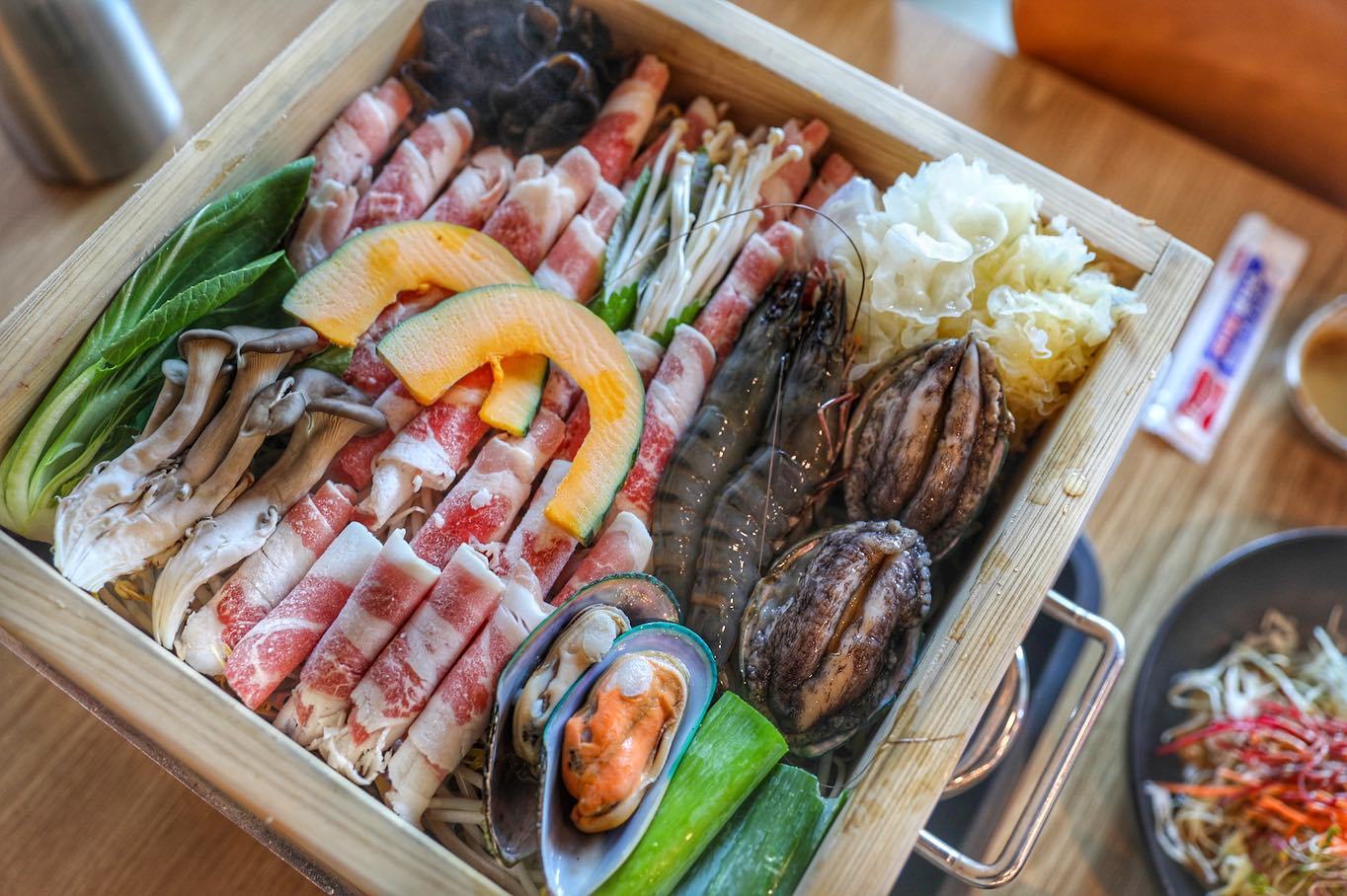 #인첫맛집 #채움편백찜샤브샤브 에 다녀왔어요💓저는 여러분들이 쉬는 4일 연휴내내 일해야하기에(또르르)😭
영양보충 하러왔습니다 크흙
#샤브샤브맛집 이라 소문난집이라 그런지 평일인데도 사람이 매우많았어요💕#가족외식추천 드립니당👍직접 다 끊여서만든 소스맛집 이구요 #편백찜 만으로도 이미 충분히 배부른데 #샤브샤브 코스도 있더라구요😉재료가 너무 신선해서(특히 해산물) 건강한음식 찾으시는 가족분들께 가족들 외식으로 강추합시당 매장이 너무 넓어 130명 단체예약까지 쌉가능🥰단체룸도있고 #별실 도 따로있어 #회식장소 추천#단체모임 강추😍