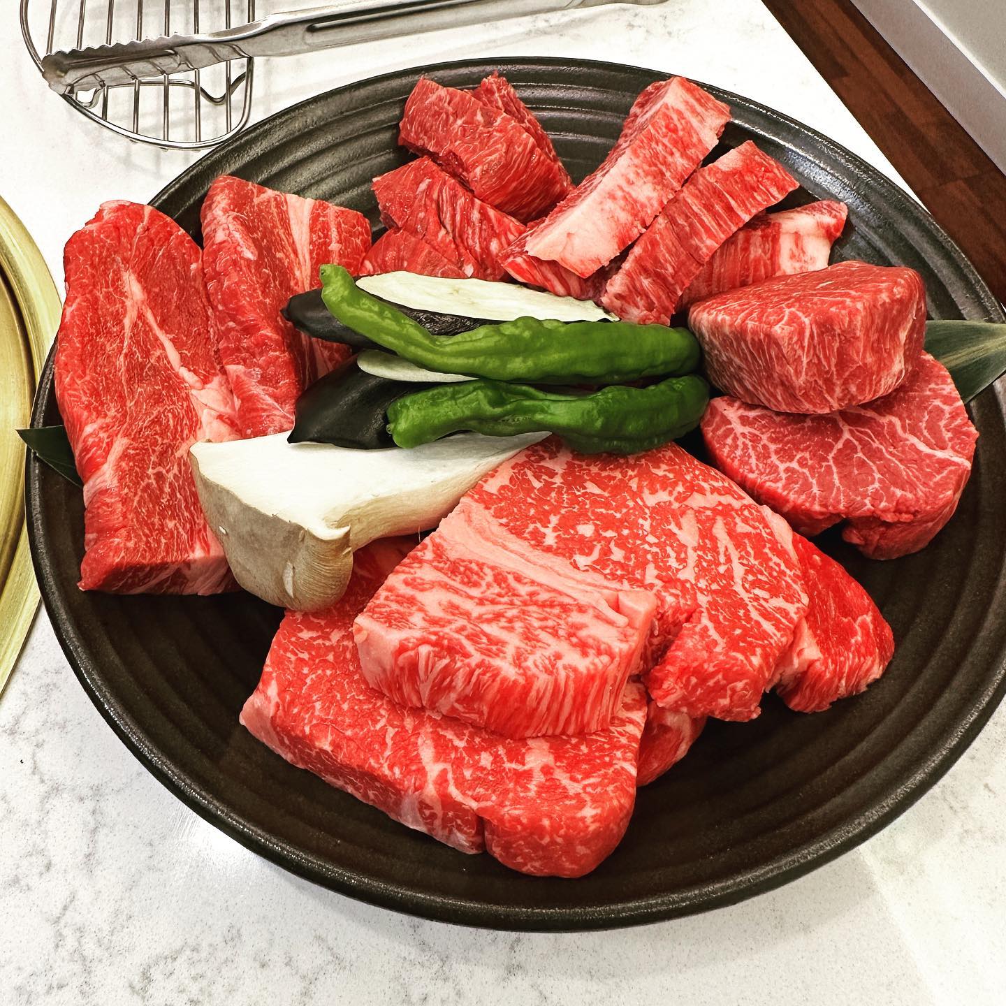 ♠️수원 한우갑

이름처럼 진짜 한우 맛이 최고.
룸으로되어 있어서 남 눈치 보지않고 먹을 수 있다는 장점이 매력적이었던거 같아요 ㅎ 사촌누나와 사촌누나의 예비 신랑과 함께 식사했던 자리 👍 형님 저는 항상 응원 합니다.
직원분들이 직접 구워주셔서 굽는디 신경쓰지 않아도 되고 진짜 고기는 입에서 살살 녹는 맛😍 아쉽게도 차를 끌고가서 술은 먹지 못했지만 술까지 먹었으면 더욱 완벽했을지도 .. 다음에는 제가 살께요 😘 

영업시간:11:30 ~ 22:00
위치: 경기 수원시 영통구 도청로18번길 26 힐스테이트 광교중앙역 오피스텔 3층
.
.
.
.
.
.
.
.

#홈쿡 #요리 #요리스타그램 #푸드스타그램 #음식 #음식스타그램 #홈메이드 #쿡스타그램 #인스타푸드 #맛스타그램 #온더테이블 #먹스타그램 #먹팔해요 #요리하는남자 #요리그램 #요리사 #먹팔 #cooking #cookinggram #cookingtime #cookingclass #instagram #좋반 #좋아요 #좋아요반사 #좋아요 #맛집 #수원 #한우