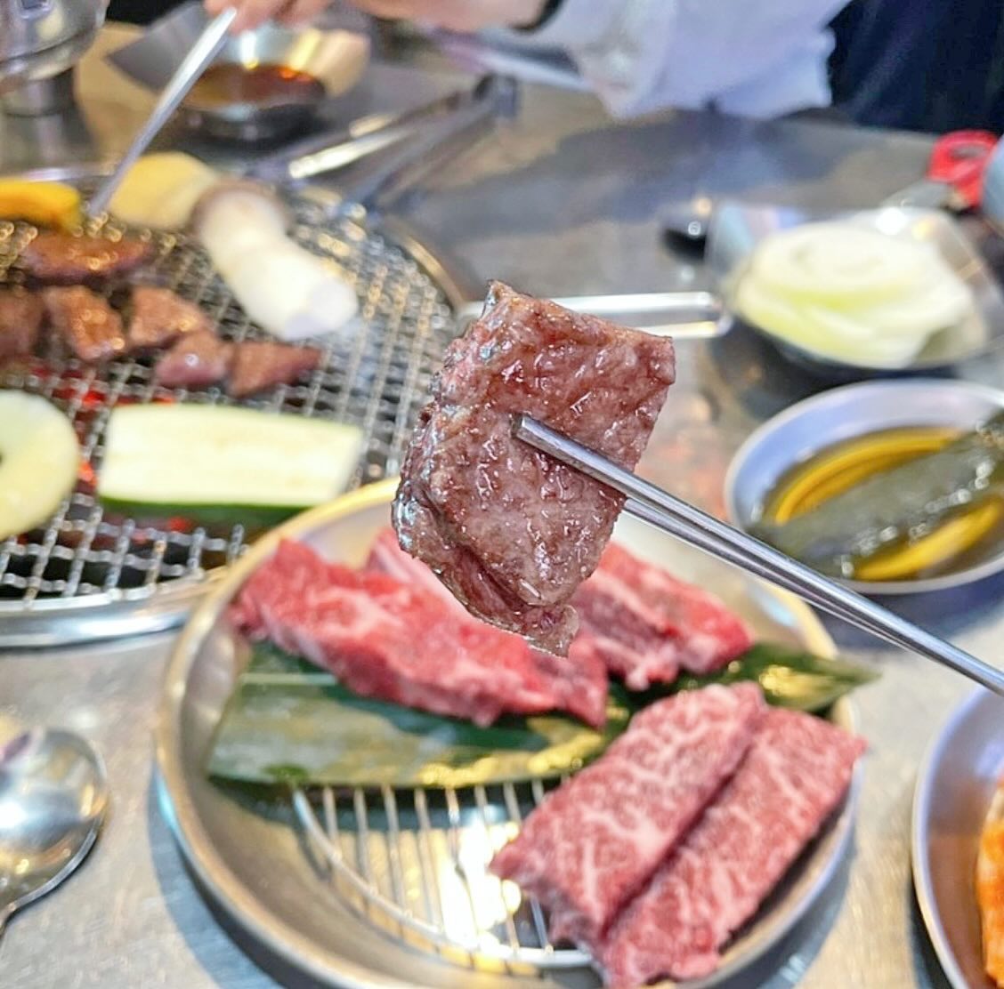 #협찬

맛있는고기가 먹고싶어 
오랜만에 외식을 했다지요! 

금호동 금남시장내 위치해 있는
📍<326 숯불구이>인데요~ 

✔️프리미엄한돈과 대표메뉴인 ✔️소고기가 
맛집인 곳으로 맛있는 고기 먹고싶을때 
손님들이 많이 찾는곳이라고 해요! 

고기자체가 정말 너무 맛있었는데 
세트메뉴가 준비되어있어서 
✔️가성비도 좋고 ✔️회식이나 가족모임으로도
너무 좋은곳이었어요! 

그리고 무엇보다 직원분들이 친절하셨답니다🫶🏻

📌326숯불구이 
주소 / 서울 성동구 장터5길 4 1층
전화번호 / 070-7783-4320
영업시간 / 오후 2시 ~ 오후 11시 

 326 숯불구이 -> 326_bistro 

#326숯불구이 #금남시장맛집 #금호동맛집 #금호역맛집 #금호동소고기 #금남시장고기집 #금호역고깃집 #금호동고깃집 #금남시장소고기 #금호동고기 #소고기맛집