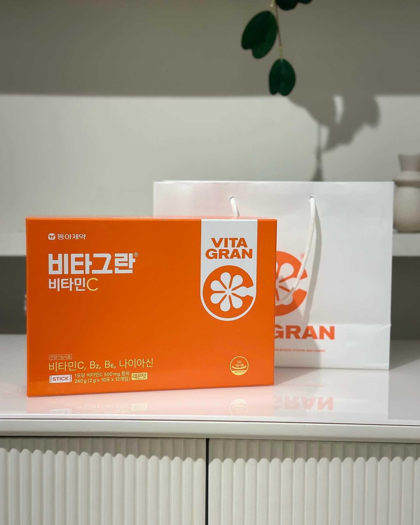 #광고 

비타그린하세요~사르르 녹아내리는 에너지 포텐! 하루 1포로 맛있게 즐기는 분말타입의 비타민은요 🧡 비타민C를 맛있게 섭취하고 싶거나 정제 타입 제품 섭취에 어려움을 느끼는 분들에게 추천드리고 싶어요. 

상큼달콤한 레몬맛 분말로 주머니에 쏙, 물 없이 한입에 언제 어디서나 갖고다니면서 비타민C를 보충할 수 있어서 좋아요 :) 

1일 섭취량 기준 1일 영양성분기준치에 대한 비율을 비타민 1,000mg(1,000%), 비타민B2 2.4 mg(171%), 비타민B6 1.5mg(100%), 나이아신 15mg NE(100%) 함유되어 충족되었어요. 

평소 과일, 야채 섭취가 적은편이라 건강기능식품을 통해 비타민C를
보충해야겠다고 생각했는데 간편하게 가방 안에 넣고 다니면서 먹을 수 있어서 간편하니 좋더라구요.

 #비타그란 #VITAGRAN #비타민C #비타민C분말 #맛있는비타민 #비타민선물