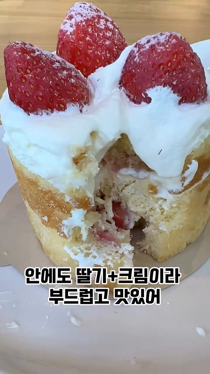 스타벅스 신규케이크✨

🏷️눈사람 바움쿠헨 8,900
🏷️스노우 딸기 생크림케이크 7,900

크리스마스 분위기 낭낭한 케이크 2종 먹어봤는데요! 
생각보다 마시쏘🙄 (스벅케이크에 대한 기대감이 없어서..)
근데 아무리 생각해도 저 손바닥만 한게 8,900원은....😫