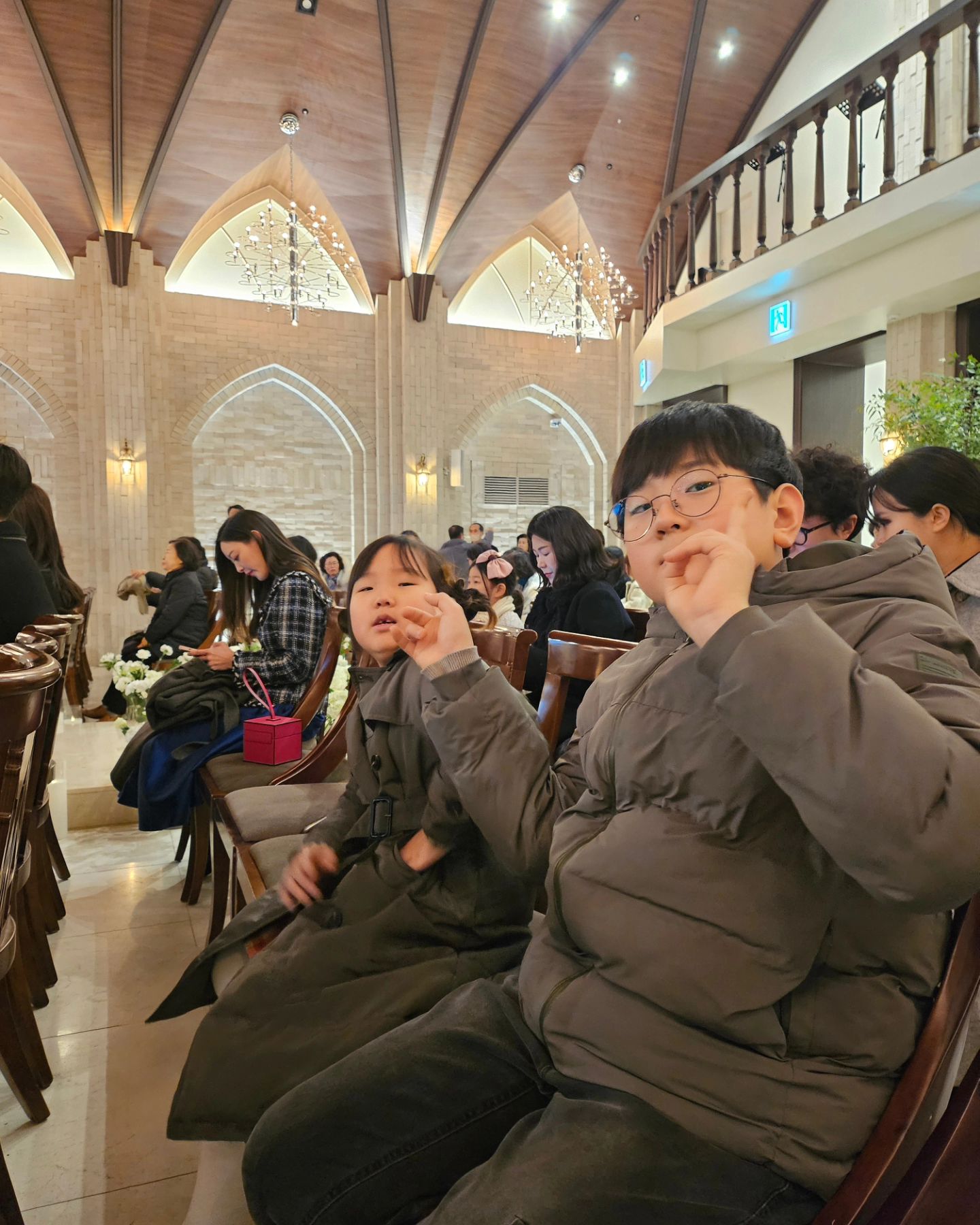 -
#240127
#결혼식
#존박
#라포엠

남편 결혼식 같이 갔는데 내 최애 존박의 축가를 보다니🥰
내 남편 눈감아 헤헿🤭
-