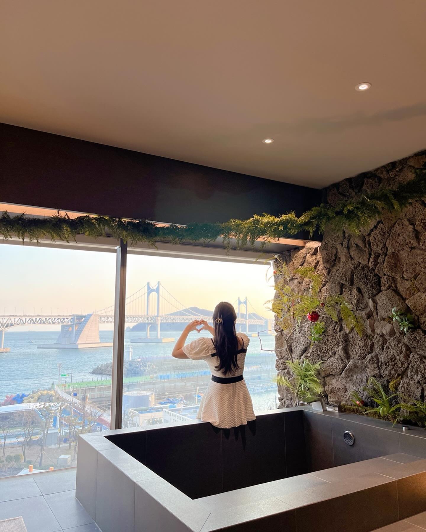 부산 광안리를 한 눈에 담을 수 있는
감성 가득, 광안대교 오션뷰 숙소 #광안온도 💙🌊
⠀
이전 릴스로 보여드렸던 광안 온도
부산 여행가신다면 이 숙소는 무조건 저장입니다 ✨
지내면서 불편함 없이, 친절한 사장님과
감성가득한 내부, 그리고 낮과 밤 모두 예쁜 뷰까지
광안대교를 한 눈에 담을 수 있는 광안온도 추천드려요!
⠀
⠀
🏡광안 온도 gwangan.ondo
⤷ 부산 수영구 광안해변로 344번길 17-5 마린리치1 7층
⤷ 체크인 16:00 / 체크아웃 11:00 (비대면 체크인)
⤷ 얼리 체크인, 레이트 체크아웃 시간당 2만원
⤷ 수변공원공영주차장 이용 (일 주차 8천원)
⤷ 자쿠지, 독채, 생수, 드라이기, 칫솔, 치약, 커피머신, 스탠바이미