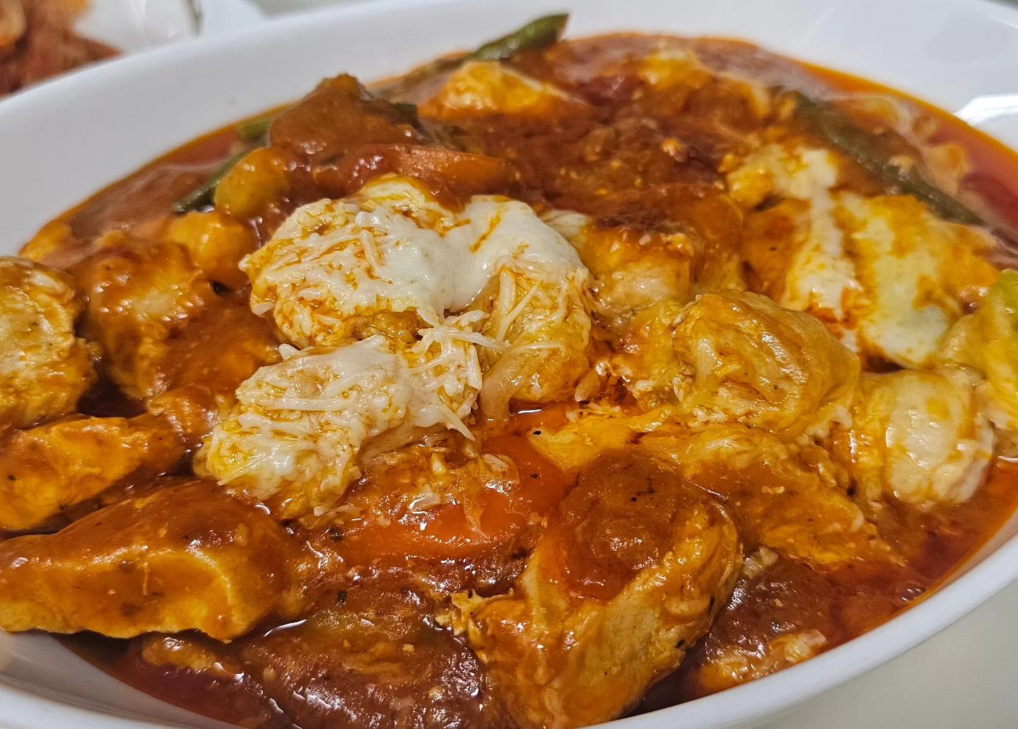 오늘 저녁은 닭가슴살이랑 안심 굽고 로제소스 붓고 치즈 쏟아서(?) 한끼!!