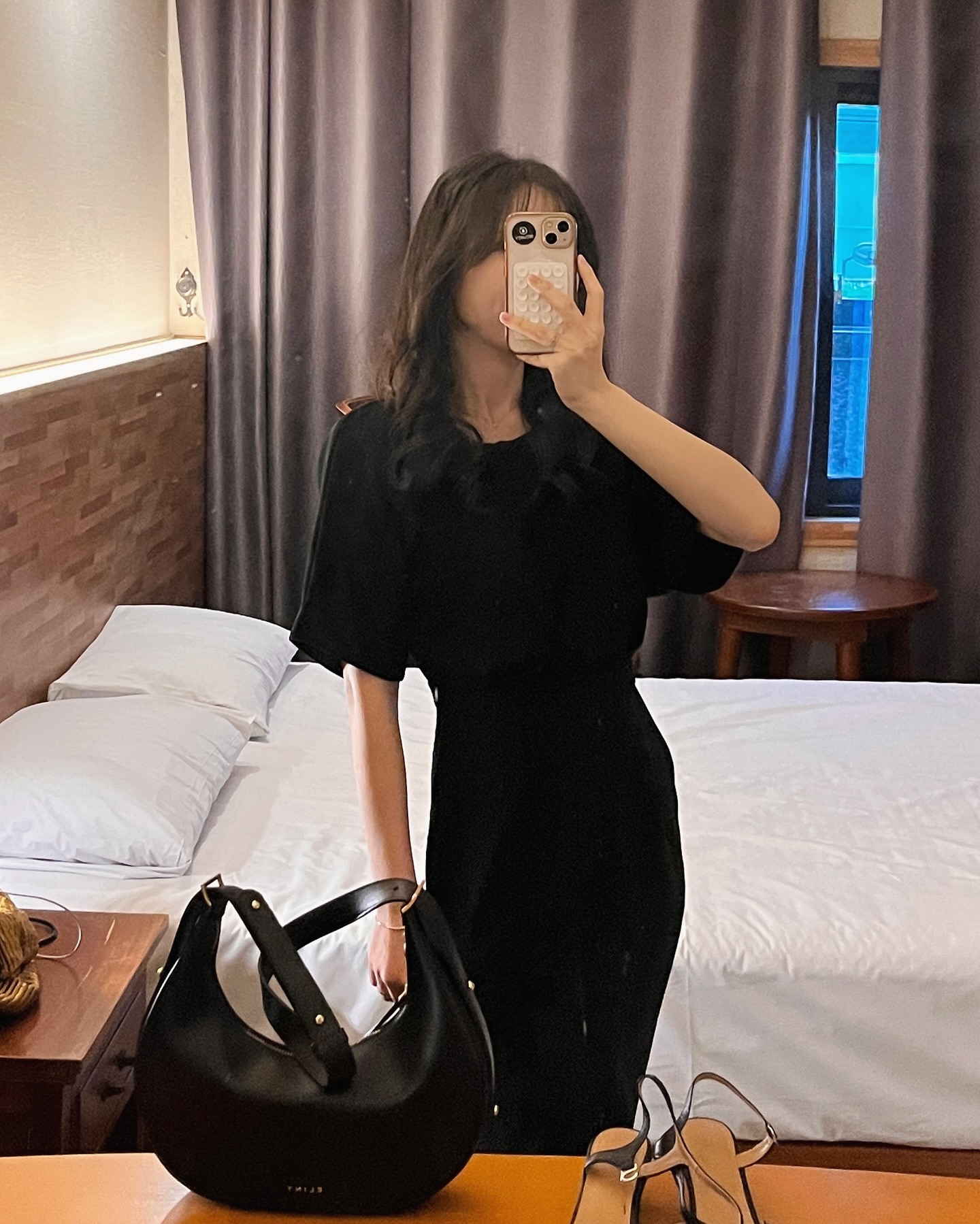 얼마전, 비오는 날 하객룩 🖤

가족결혼식이 있어
전 날 숙소 잡고 편안히 준비하고
식장도 너무 이뻐 완벽했던 :) 

8년 전쯤 샀던 최애 원피스 입고
호보백에 발 편한 구두로
마음에 드는 올블랙코디 하고 다녀왔어요🖤

#블랙원피스 #블랙원피스코디 #하객룩원피스 #하객룩추천 #여름원피스추천 #여름원피스코디 #하객룩코디 #올드머니룩 #summerootd #올블랙코디 #직장인원피스 #30대여자코디