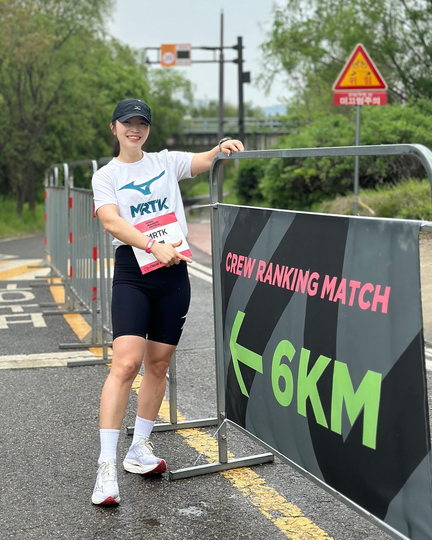 🍠 #러너스테이션 #MRTK

#미즈노러닝크루 #크루랭킹전 🎖️전체 6위
총 8키로 여의도 고구마코스를 여/남 주자로 1키로씩 나누어 달렸다
애초에 강력한 크루들이 많아 펀런하자고 했는데
생각보다 빨리 온 진형 전회장님🫨 다들 열심히 달리는 모습에
최선을 다하지 않을 수 없었다!
7키로는 업힐이라 햄스트링 뽝! 느끼며 너무 짜릿하게 달렸다✨
🏃🏻‍♀️🏃🏻‍♂️🏃🏻‍♀️🏃🏼🏃🏽‍♀️🏃🏼🏃🏻‍♀️🏃🏾
비오는 날 함께 달려준 크루원들, 응원요정들 수고했어요👍🏻

📍#미즈노 곧 출시 될  #미스테리슈즈 체험🫶🏻
무동력 트레이드밀을 달려봤는데, 니트재질이라 착용감도 좋고
쿠션도 너무 좋아서 출시되면 최애 슈즈로 등극 예정이요😆
(미스테리 슈즈라 디자인은 임시래요🤫) 

✨ mrtk_official mizunokr 
📸 hdongstar #효동랜드 
📹 hi_crystal__

.
.

#MRTK #MRTK_WTR #MRTKOREA #미즈노러닝팀코리아 #미즈노러닝 #러닝 #달리기 #running #mrtkin러너스테이션 #어메이즈핏