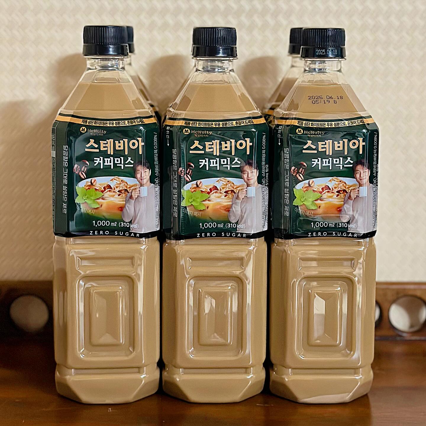 다이어트 중인데 달달한 커피가 너무 땡긴다❓
당류 때문에 설탕 섭취가 걱정된다❓
다덜 여기로 모이새오 🙆🏻‍♀️

황금비율로 만든 커피믹스의 끝판왕 #맥널티 #스테비아커피믹스 는 설탕 없이 건강한 달콤함으로 1L 커피믹스 끝판왕 맛을 선사합니다 😎
슈가도 제로 ✔️ 
콜레스테롤도 제로 ✔️
용량은 무려 1L 🤭
설탕보다 200배 달콤한 천연 감미료 스테비아🍃와 무항생제 1등급 우유🥛가 만났으니 말 다했쥬〰️

맥널티 스테비아 커피믹스는 번거롭게 타 먹을 필요도 없어서 날 더울 때 냉장고에서 꺼내서 따르기만 하면 끝😉

저는 이번 추석 때 할아버지 댁에도 한박스 가져가려구요 ㅎㅎ 당뇨 걱정하시는 부모님 선물로도 딱일듯 🥰

#협찬 #맥널티 #스테비아커피믹스 #스테비아 #커피믹스 #1L커피 #지진희커피 #커피 #제로슈가 #아이스커피 #다이어트커피 #당뇨커피 #맥널티커피 #한국맥널티
