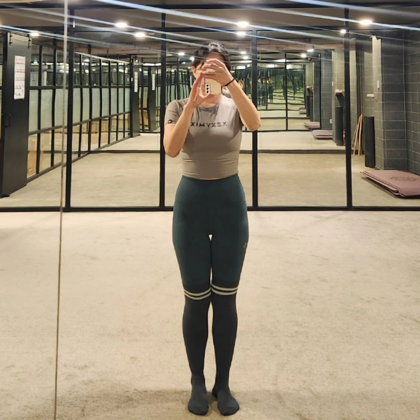 올해 마지막 필라테스 #오운완 🧘‍♂️🧘‍♀️🧘

수요일 운동에 뭉친 삼두가 아직 아프지만
올해 마지막 필테 다녀왔어요😆

올해 마지막 사진 올리려다 연초 사진이랑 비교해보니 요즘 식단을 안해서 그런가... 허벅지 사이다 붙으려하네오😅😅

2024년부터는 다이어트를 좀 해봐야하나~~ 하는 생각해봅니다. 일단 연휴는 지나고 나서 다시 생각해 봐야겠쥬?!

인친님들도 연휴 즐거운 시간 되세요~~