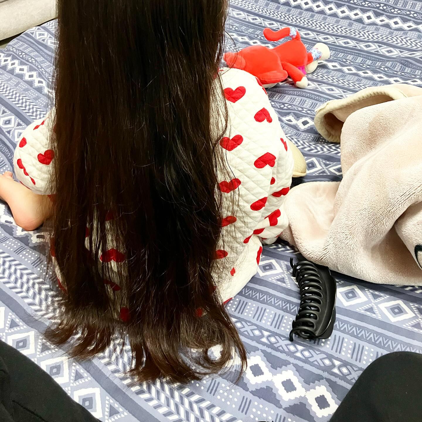 #육아일기
#수수남매어멈
⠀⠀⠀⠀⠀⠀⠀⠀⠀⠀⠀⠀
⠀⠀⠀⠀⠀⠀⠀
크뤼스퇄
⠀⠀⠀⠀⠀⠀⠀⠀⠀⠀
⠀⠀⠀⠀⠀⠀⠀
 ⠀⠀⠀⠀⠀⠀⠀⠀⠀⠀⠀⠀⠀⠀
⠀⠀⠀⠀⠀⠀⠀⠀⠀
⠀⠀⠀⠀⠀⠀⠀⠀
크뤼스퇄
⠀⠀⠀⠀⠀⠀⠀⠀⠀
⠀⠀⠀⠀⠀⠀⠀⠀⠀
어느덧 머리카락 길이가
앉았을 때 바닥에 닿고야 말았다🫢
⠀⠀⠀⠀⠀⠀⠀⠀⠀
본인도 긴 머리를 맘에 들어하고,
(본인을 라푼젤이라고 하는 크뤼스퇄)
⠀⠀⠀⠀⠀⠀⠀
나도 잘라줄 생각을
별다르게 하지 않았는데,
⠀⠀⠀⠀⠀⠀⠀⠀⠀
⠀⠀⠀⠀⠀⠀⠀
이제 다시 좀 다듬어줘야 하나...???
⠀⠀⠀⠀⠀⠀⠀⠀⠀⠀
⠀⠀⠀⠀⠀⠀⠀⠀
만약 1년 전에 30센치 정도 자르지 않았다면
지금 어느정도였을지
ㅎㄷㄷ
⠀⠀⠀⠀⠀⠀⠀⠀
⠀⠀⠀⠀⠀⠀⠀⠀
#첫찌장꾸
#애교둥이
#마라맛육아
#라푼젤머리길이
#샴푸값이무서워
#헤어에센스모델필요하신분연락주세요
#헤어에센스찰랑
#옷만드는수수남매어멈
#아동모델
#별내동암사자
#별명은서너개
#별내맘