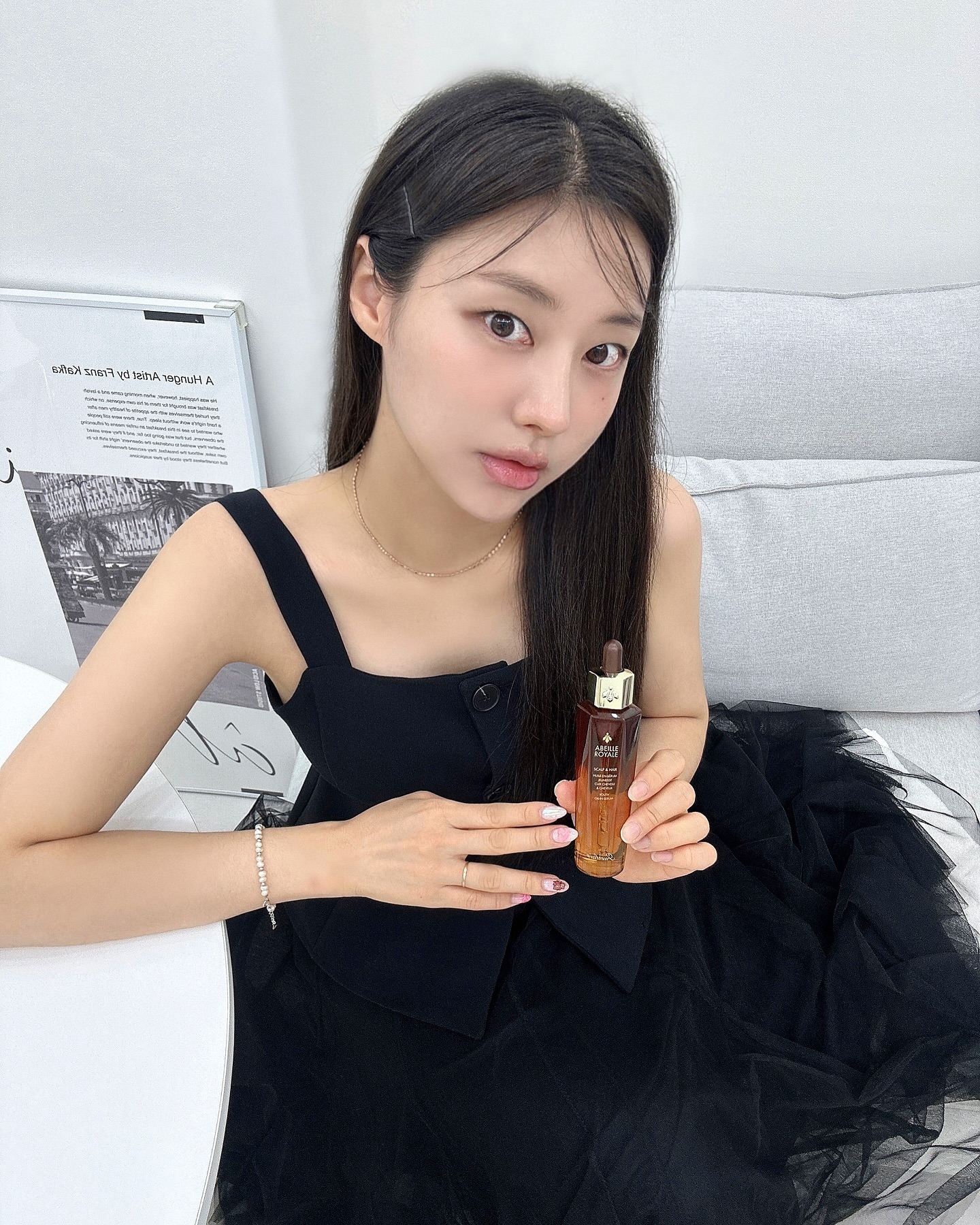 #광고 Guerlain
건강한 두피와 모발을 위한 프리미엄 케어🦁✨
아베이 로얄 스칼프 & 헤어 유쓰 오일 인 세럼

3배 빠른 두피 활력 개선으로 모발이 안정적으로 자랄 수 있는 환경을 만들어 뿌리부터 힘이 생기고, 모발 본연의 단백질을 강화해 생기있는 모발로 바꿀 수 있는데요.

두피에 1-2방울 떨어뜨려 손끝으로 마사지해 흡수 시켜주면 되는데, 오일이지만 산뜻한 제형이라 떡지지 않아 좋았구요. 은은하게 꿀향이 느껴져서 자기전사용하니 완전 힐링-🙂‍↔️🤍

겔랑 아베이 로얄 헤어 컬렉션은 샴푸&컨디셔너&헤어마스크&세럼&브러쉬 5가지 제품은 건강한 헤어케어를 위한 블랙 비 허니 리페어 테크놀로지 제품으로 지금까지 모발관리만 하셨다면 겔랑으로 두피와 모낭.. 뿌리부터 활력넘치게 관리 시작해보세요🫧✨🤍

#겔랑 #GUERLAIN #아베이로얄